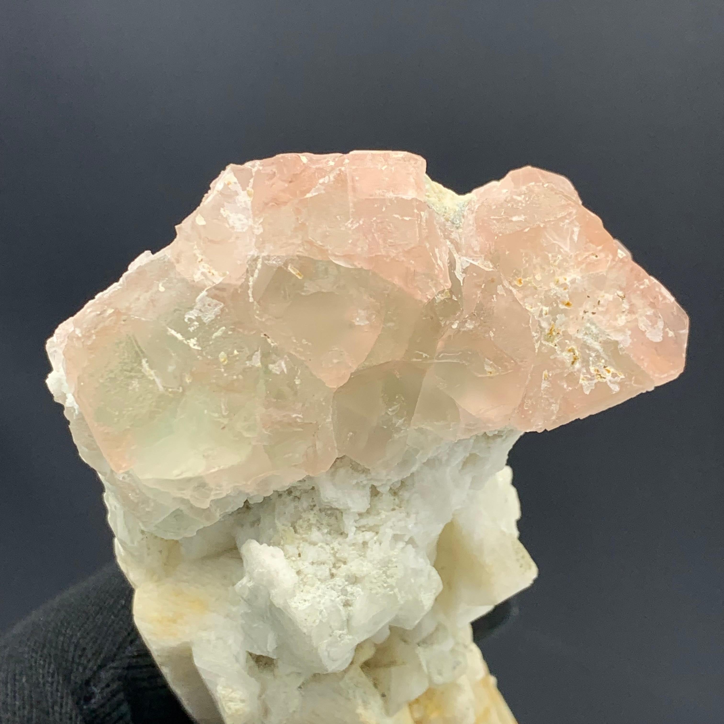 345 gramos de exquisita fluorita sobre microclina del distrito de Skardu, Pakistán Estilo Adán en venta