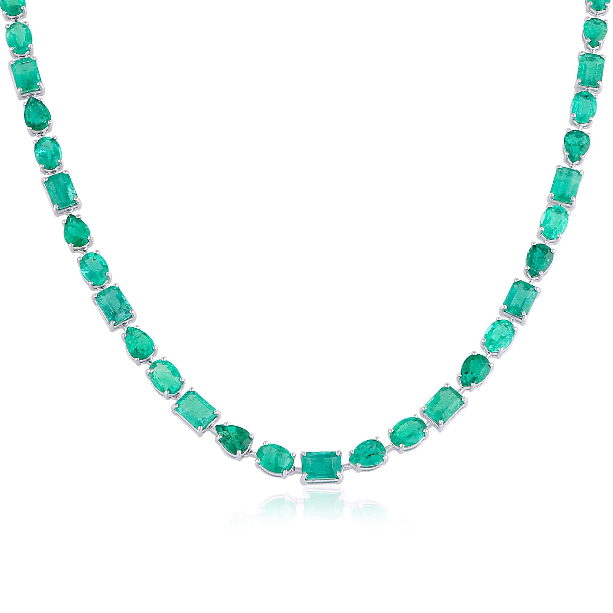 Diese 34,51 Karat schwere, natürliche Smaragd-Edelstein-Halskette ist ein wahres Meisterwerk, das zeitlose Eleganz und Raffinesse ausstrahlt. Ob als umwerfendes Accessoire zu einem Abendkleid oder als luxuriöses Statement-Stück, das Ihren