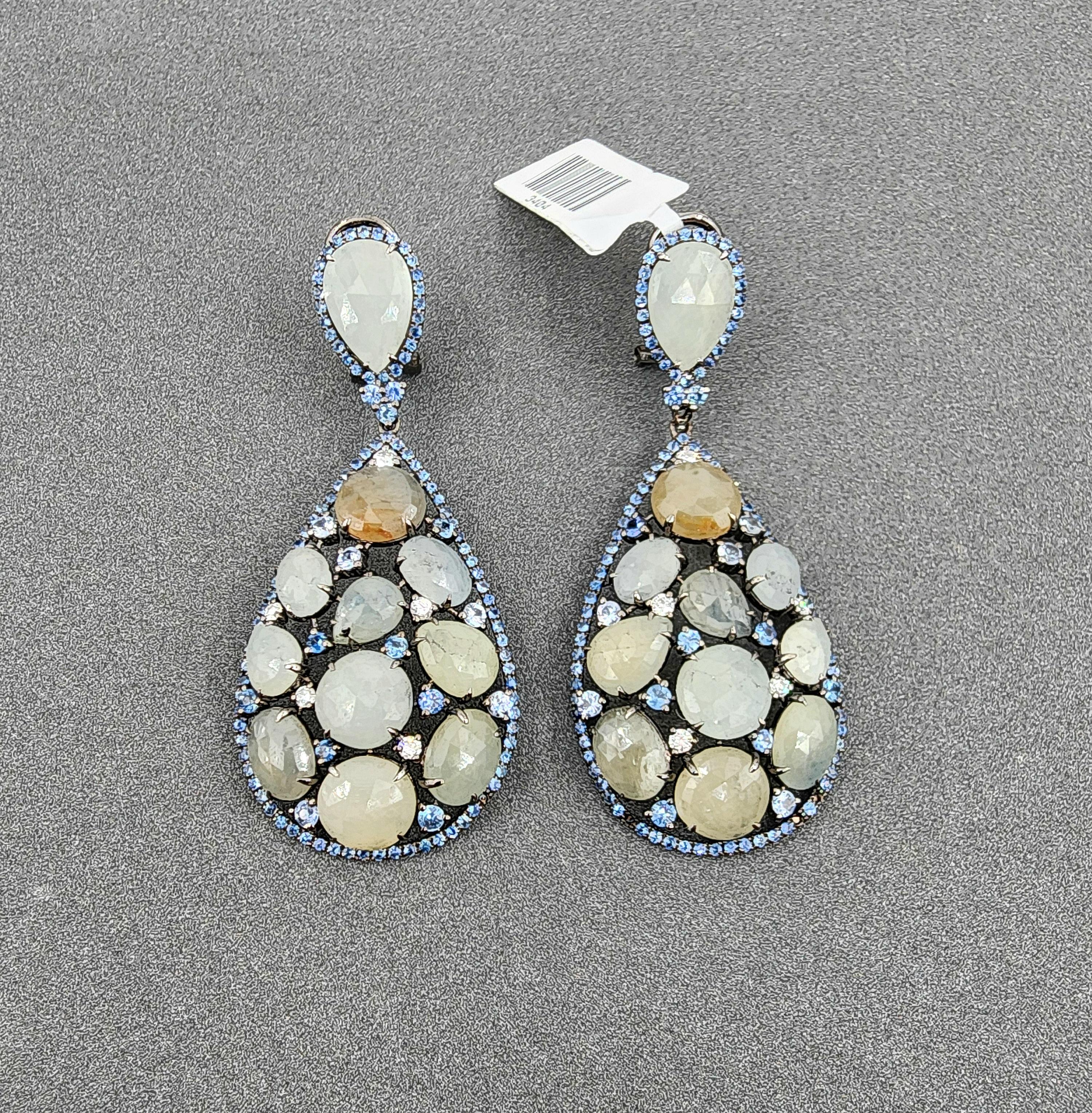 Ces superbes boucles d'oreilles en saphir naturel et diamant sont un ajout magnifique à toute garde-robe. Les boucles d'oreilles comportent 22 saphirs pesant 34,10 ct et 10 diamants pesant 0,42 ct. Un véritable coup de cœur pour toutes les