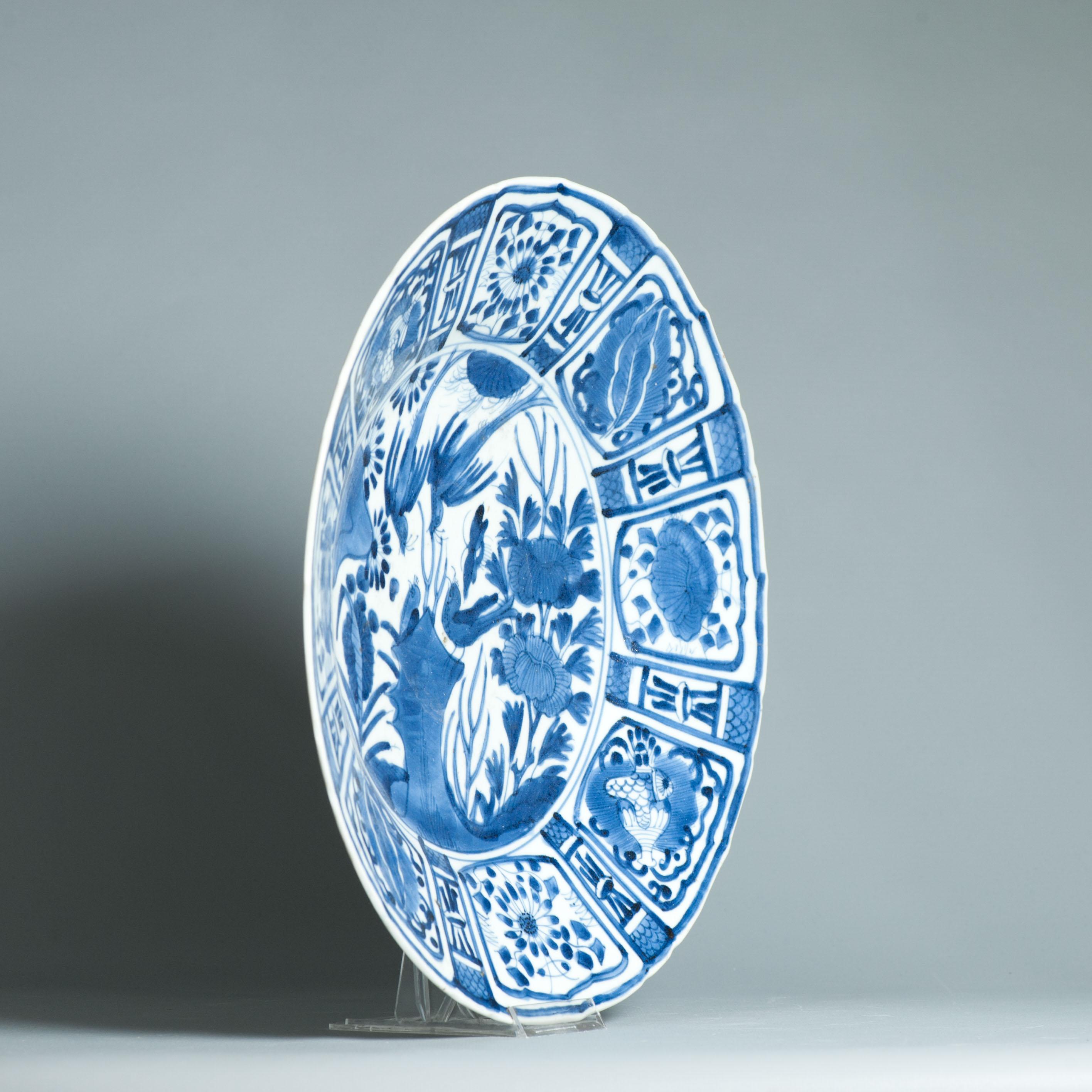 Un très beau plat bleu et blanc, dans le style de pièces similaires de la période Ming et de la fin du XVIIe siècle.
Décor en bleu sous glaçure. Sur la plaque, deux oiseaux sur un rocher au sol regardent deux oiseaux qui volent au-dessus d'eux. Le