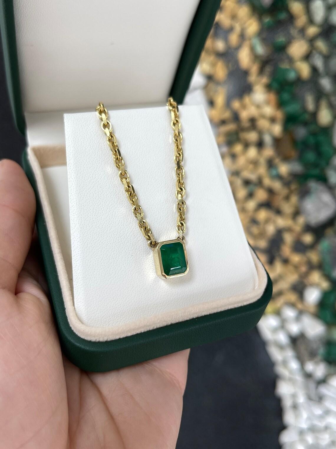 3,45 Karat 14K natürlicher Smaragd Lünette Solitär Halskette Dunkelgrüne Lünette Set Smaragd (Moderne) im Angebot