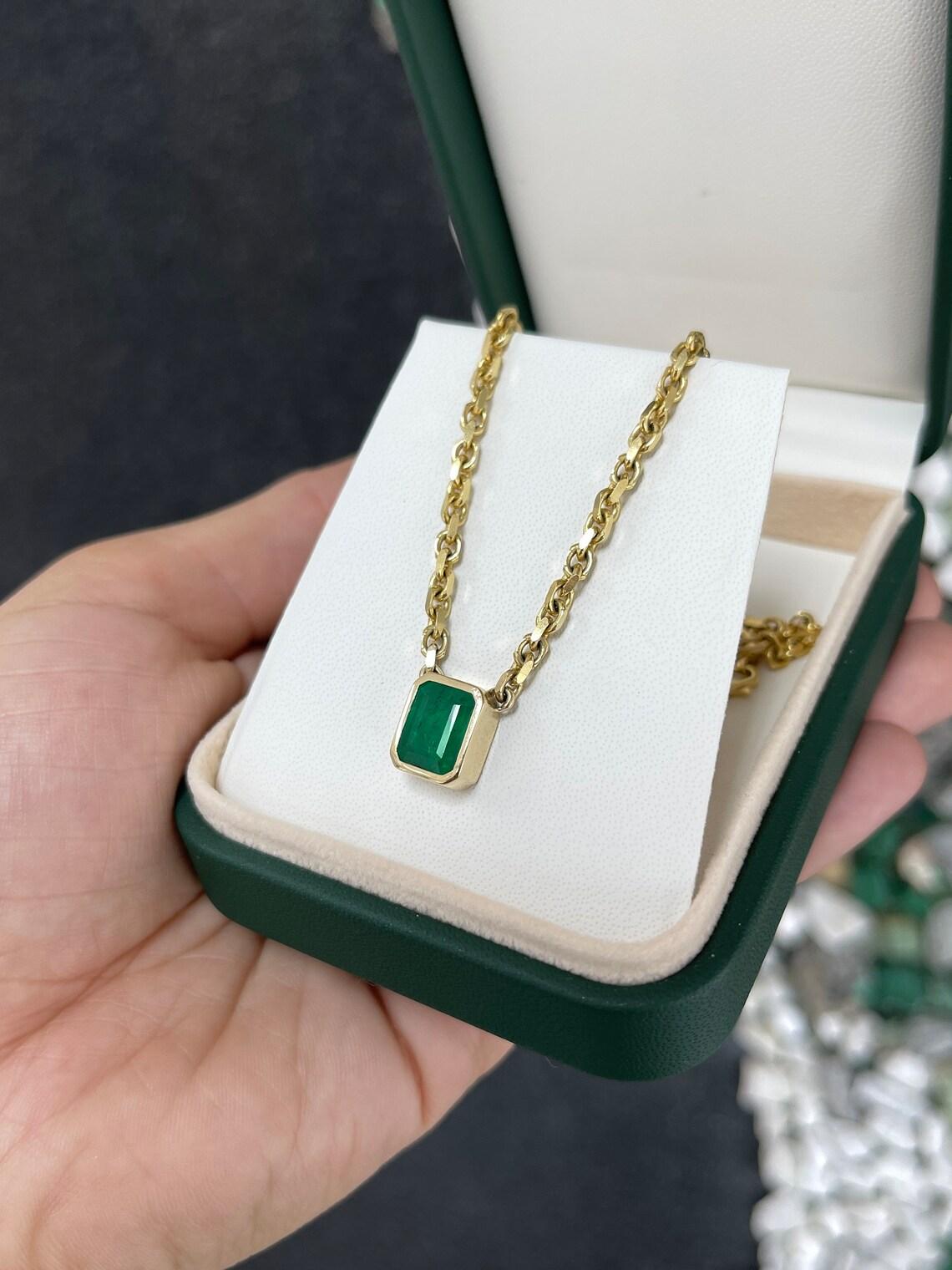 3,45 Karat 14K natürlicher Smaragd Lünette Solitär Halskette Dunkelgrüne Lünette Set Smaragd (Smaragdschliff) im Angebot