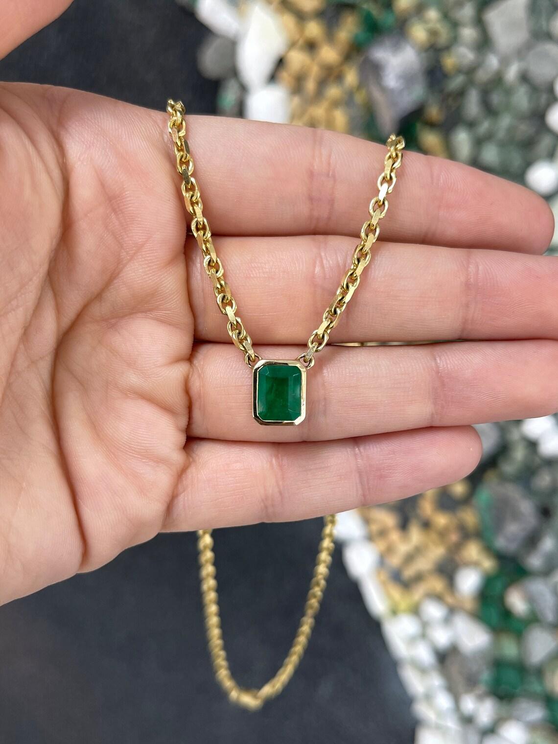 3,45 Karat 14K natürlicher Smaragd Lünette Solitär Halskette Dunkelgrüne Lünette Set Smaragd im Zustand „Neu“ im Angebot in Jupiter, FL