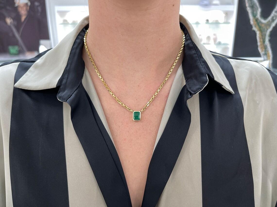 3,45 Karat 14K natürlicher Smaragd Lünette Solitär Halskette Dunkelgrüne Lünette Set Smaragd im Angebot 1
