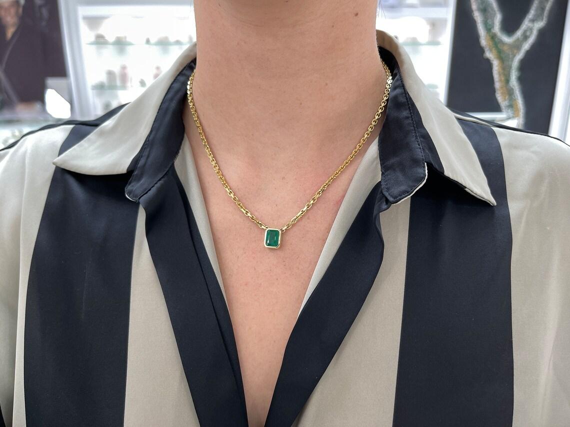 3,45 Karat 14K natürlicher Smaragd Lünette Solitär Halskette Dunkelgrüne Lünette Set Smaragd im Angebot 2