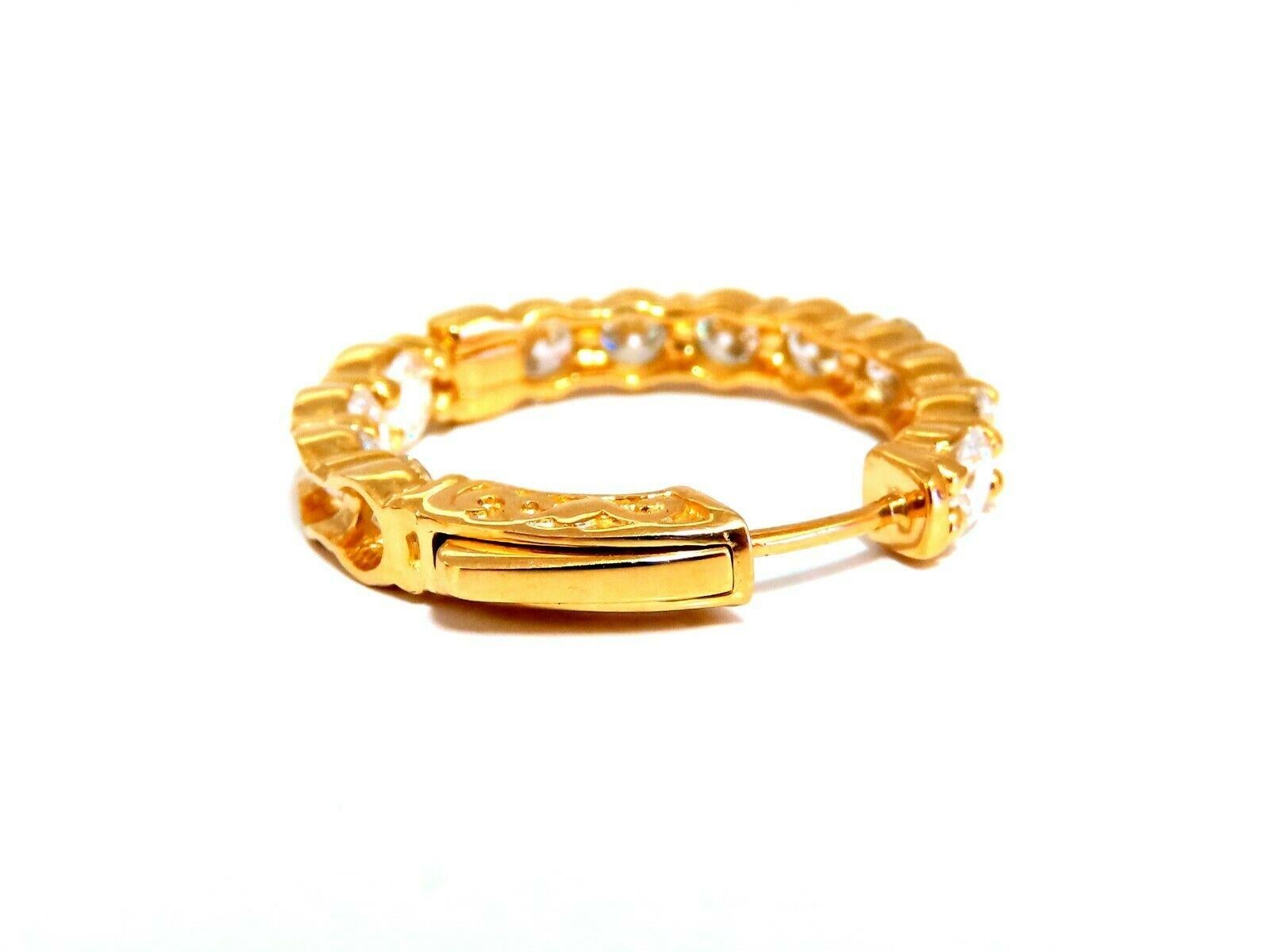 3.45ct Natural Round Diamond Hoop Earrings 14kt Quarter Sized & Button Snap In condizioni Nuovo in vendita a New York, NY