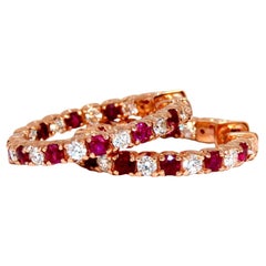Orecchini a cerchio con rubini naturali e diamanti da 3,45 ct, in oro rosa 14kt, modello “Inside Out”*