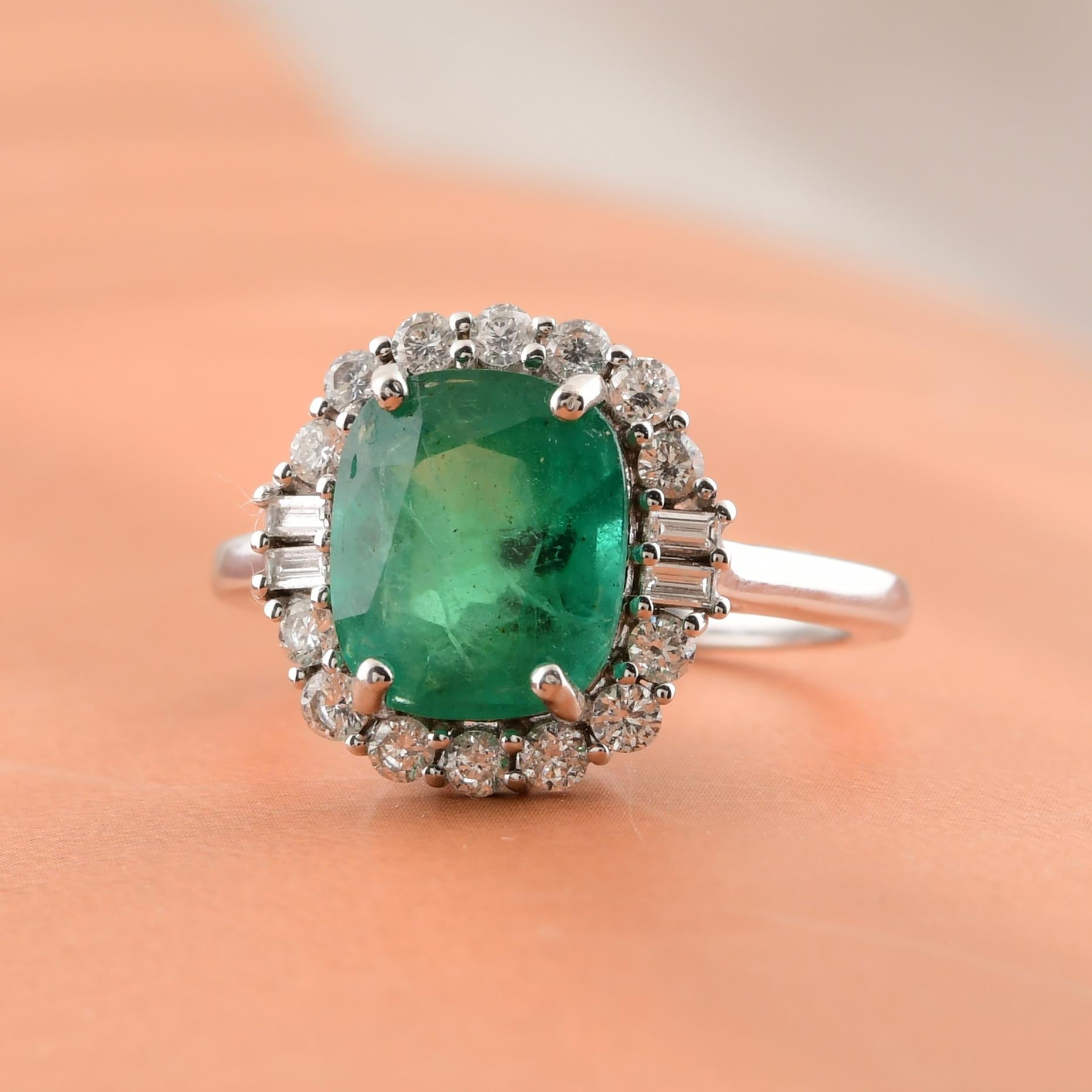 in vendita:  Anello nuziale con diamante aureolato di smeraldo dello Zambia, taglio ovale, 3,45 carati, oro bianco 14 carati 7