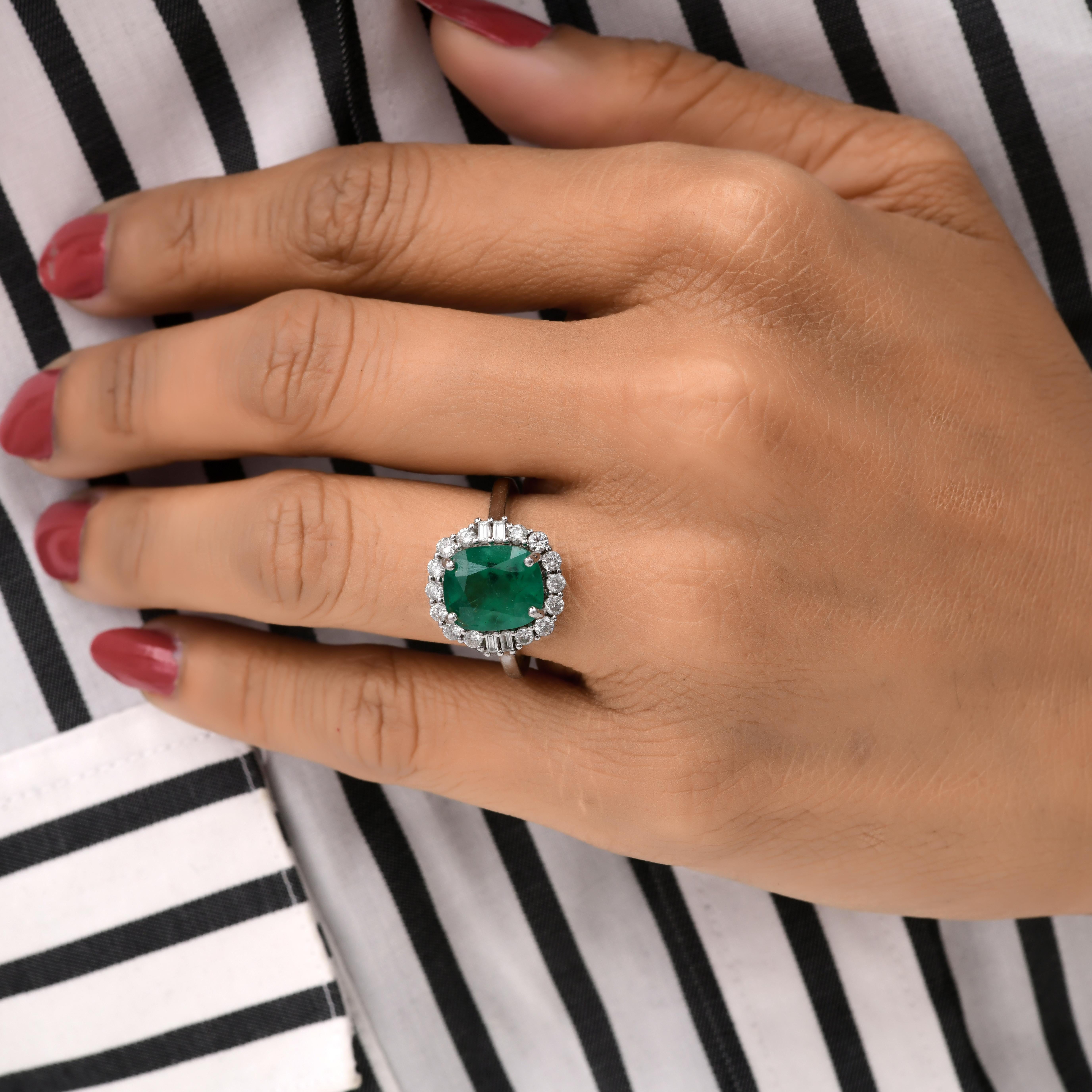 in vendita:  Anello nuziale con diamante aureolato di smeraldo dello Zambia, taglio ovale, 3,45 carati, oro bianco 14 carati 9