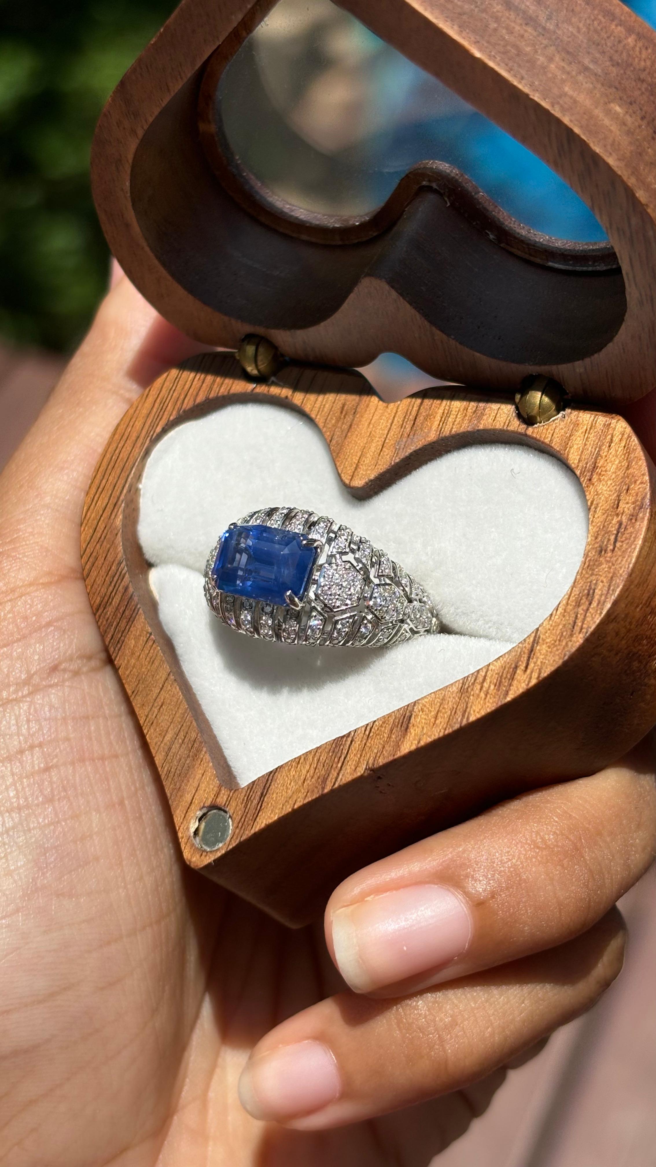 3,45 Karat Königsblauer Saphir & Diamant-Ring aus 18 Karat Weißgold mit Nieten (Art déco) im Angebot