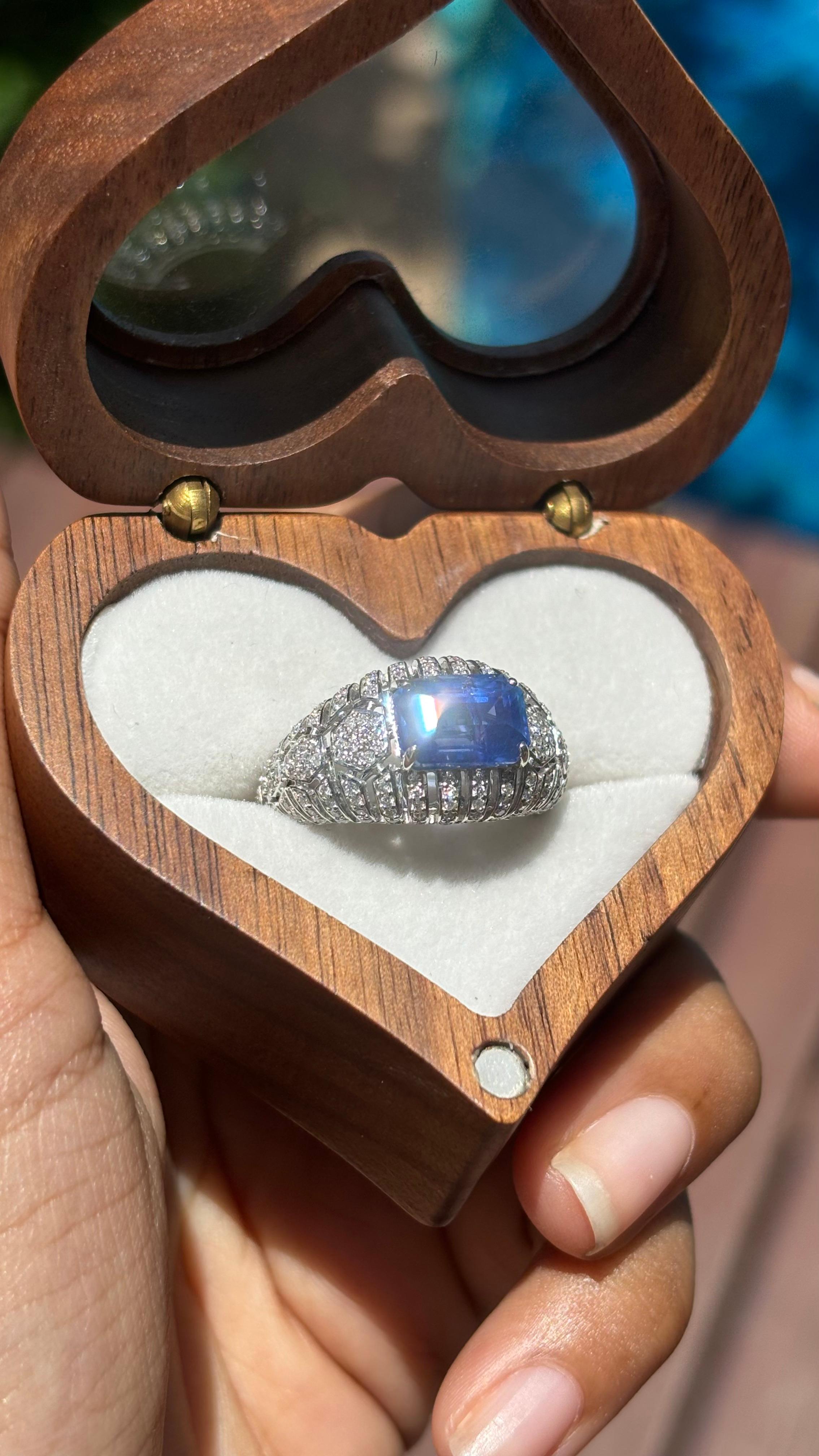 3,45 Karat Königsblauer Saphir & Diamant-Ring aus 18 Karat Weißgold mit Nieten (Smaragdschliff) im Angebot
