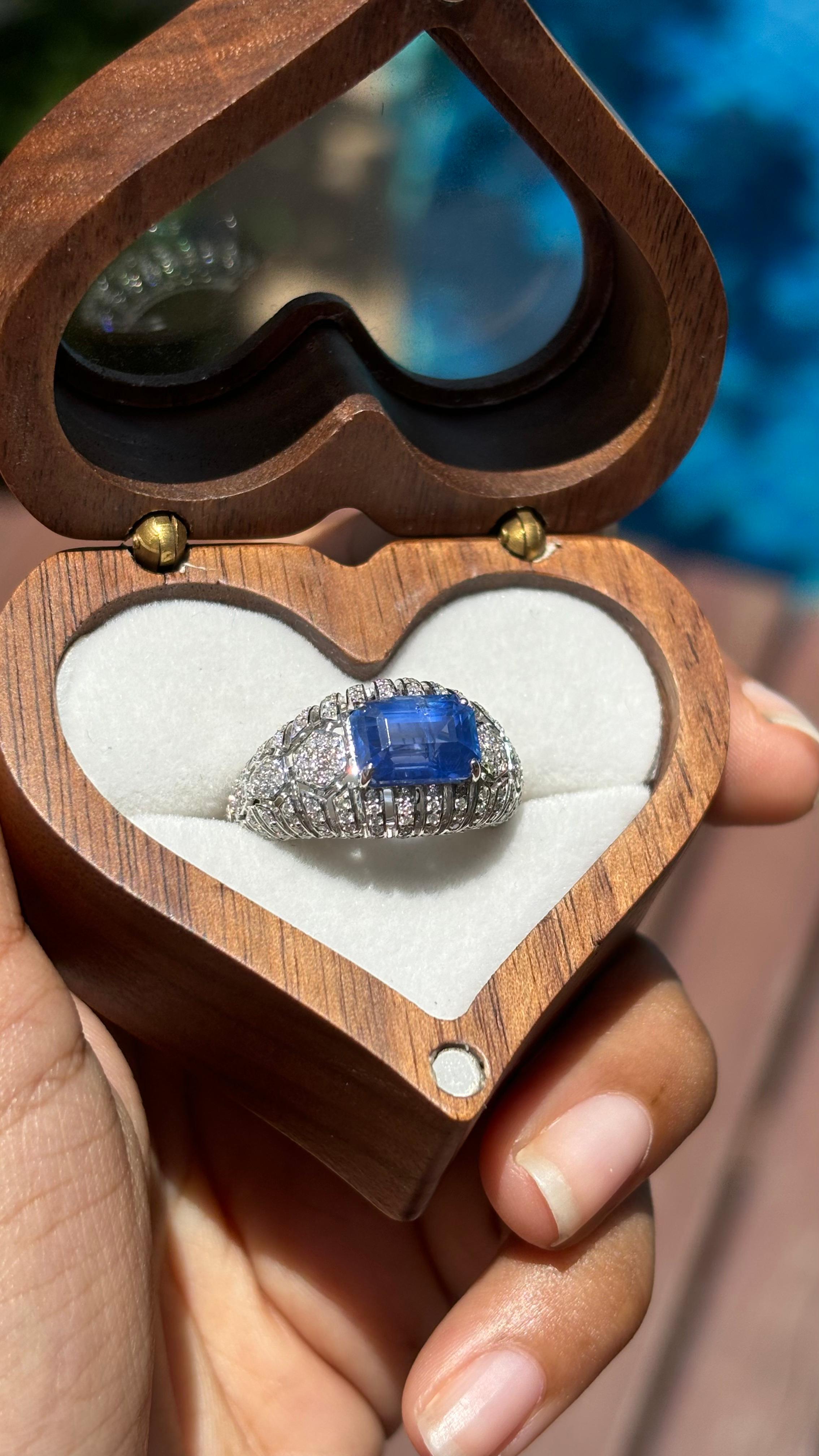 3,45 Karat Königsblauer Saphir & Diamant-Ring aus 18 Karat Weißgold mit Nieten im Zustand „Neu“ im Angebot in Bangkok, TH
