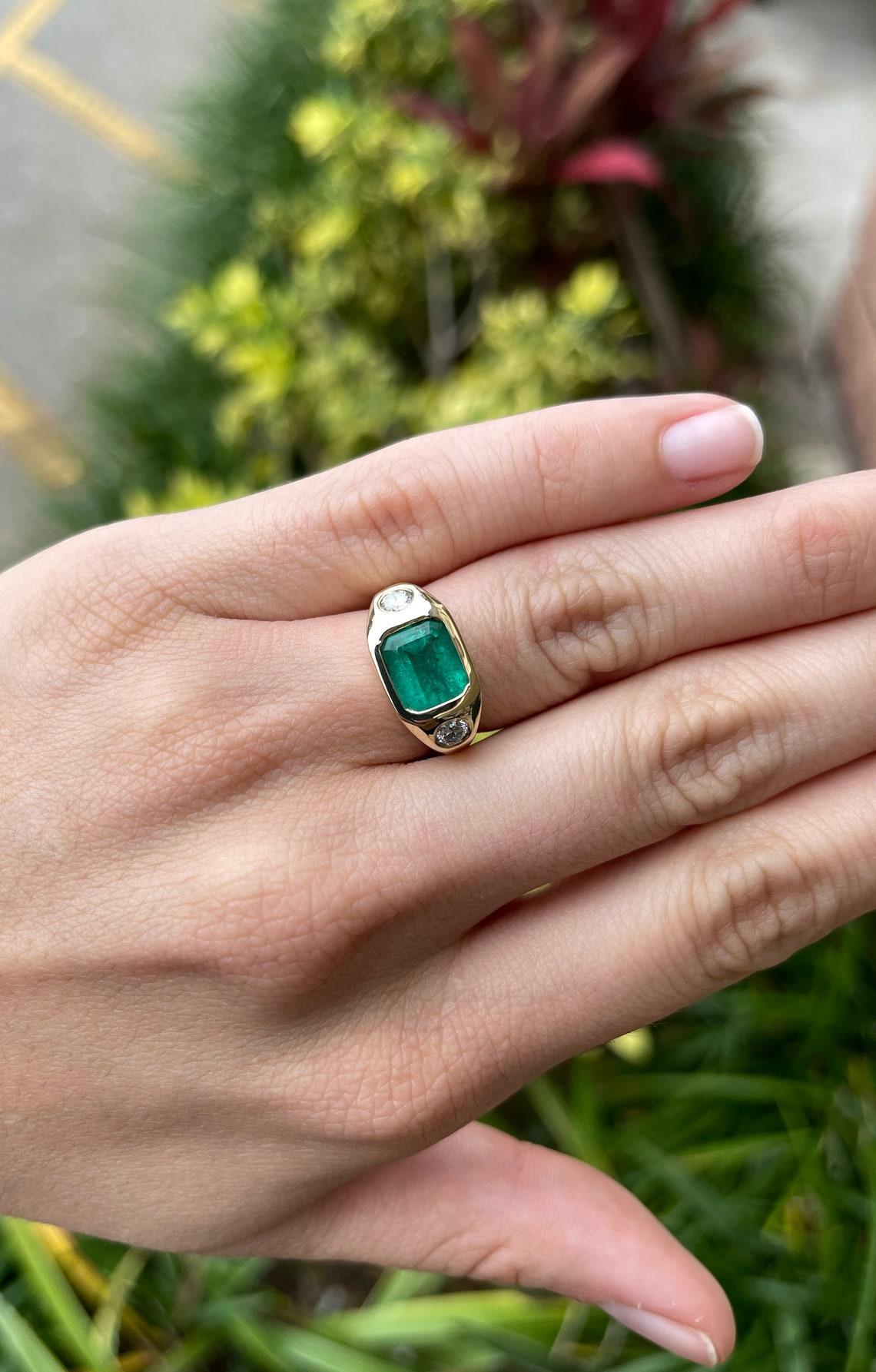 3.45tcw 14K Three Stone Colombian Emerald & Round Diamond Gypsy Ring In New Condition In Jupiter, FL