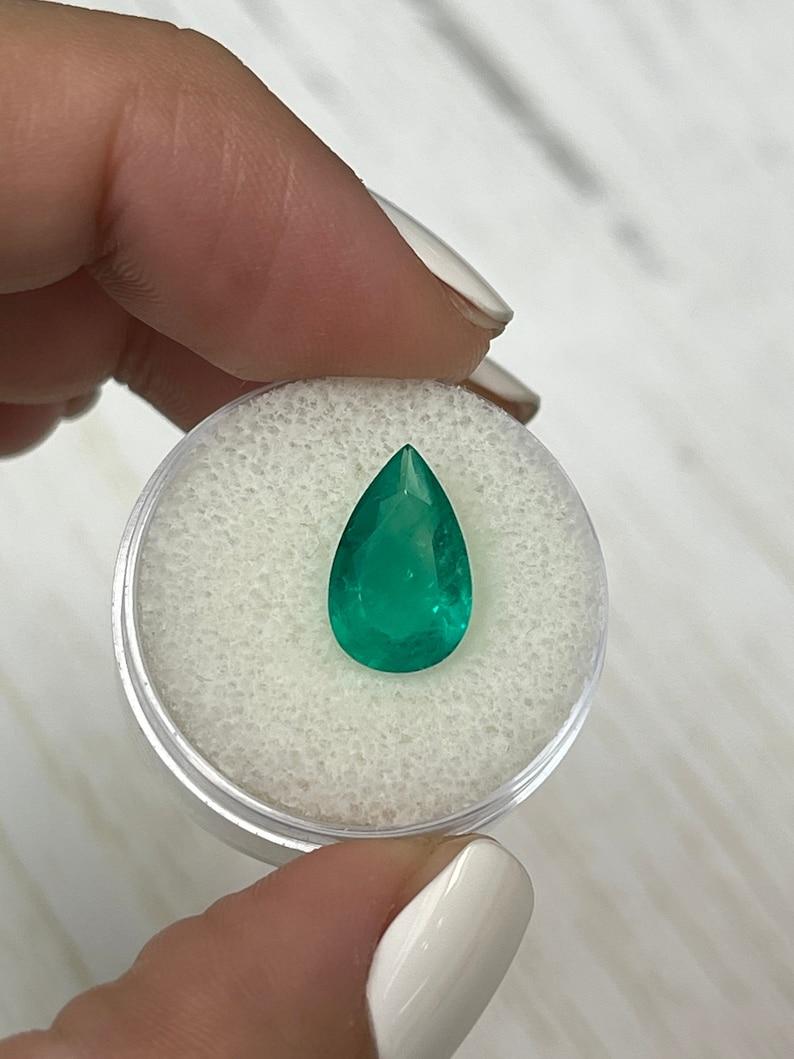 A. Stone: Smeraldo
Peso: 3,46 carati
Forma: Taglio a pera
Chiarezza: Trasparente
Lucentezza: Molto buono
Colore: verde bluastro medio
Misure: 13,18 mm x 8,30 mm x 5,71 mm
Origine geografica: Colombia
Trattamento: Naturale, oliatura
Commenti: A causa