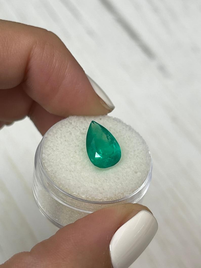 Moderno Smeraldo colombiano verde erba da 3,46 carati 13x8 - pietra di maggio a goccia con taglio a pera in vendita
