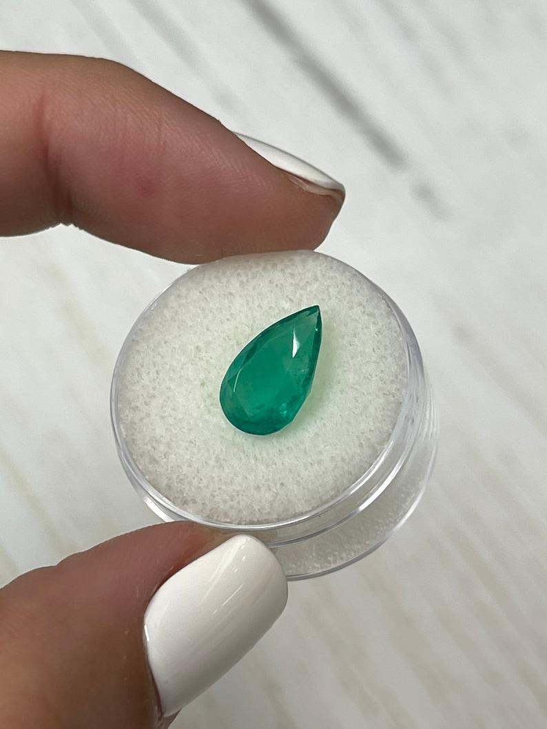 Smeraldo colombiano verde erba da 3,46 carati 13x8 - pietra di maggio a goccia con taglio a pera In condizioni Nuovo in vendita a Jupiter, FL