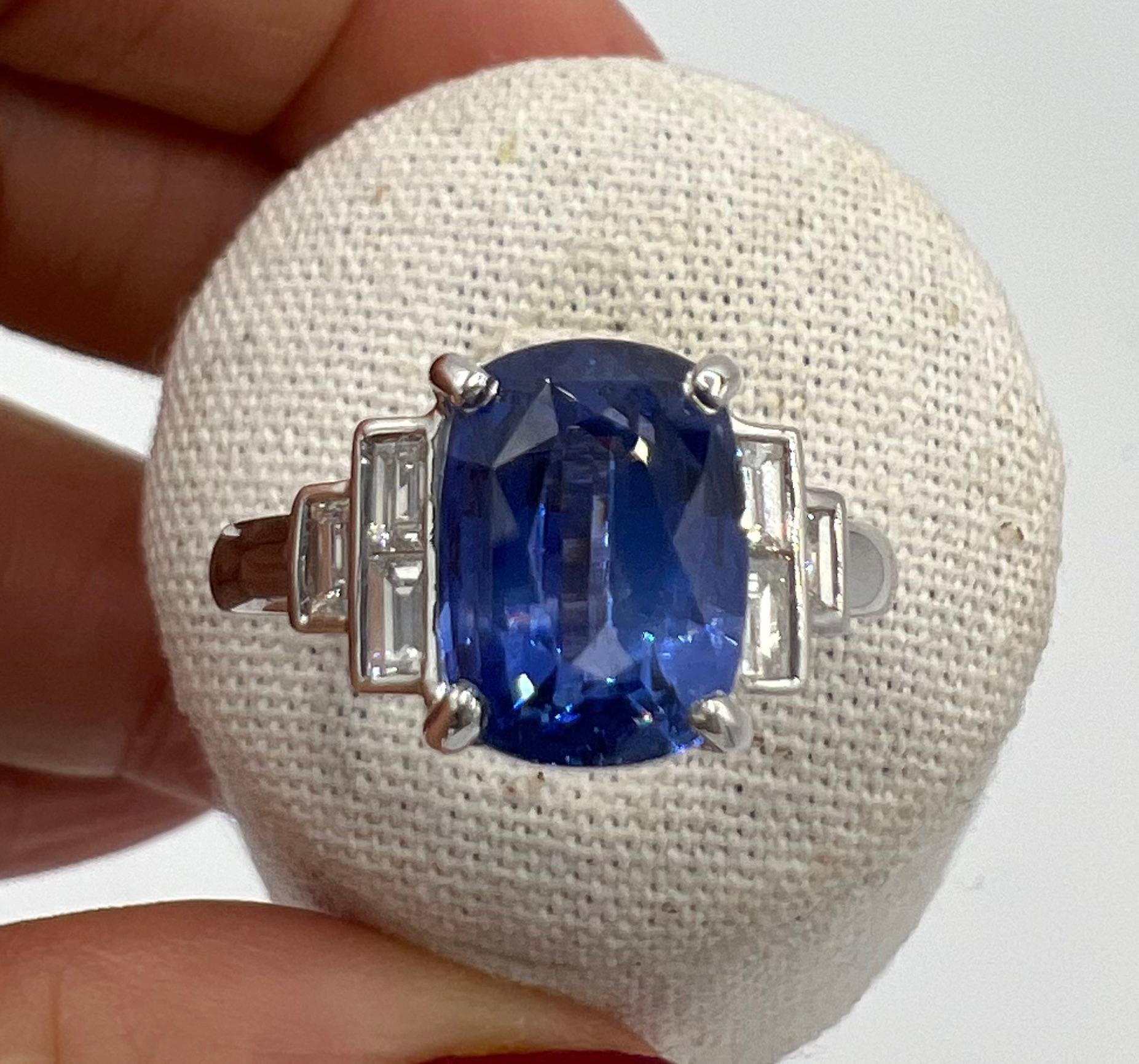 Superb oval blue sapphire of 3.46 ct surrounded by baguette-cut diamonds for 0.35 ct, very luminous.
This ring in very good condition weighs 4.88 grams
his height: 54 or 6-3/4
