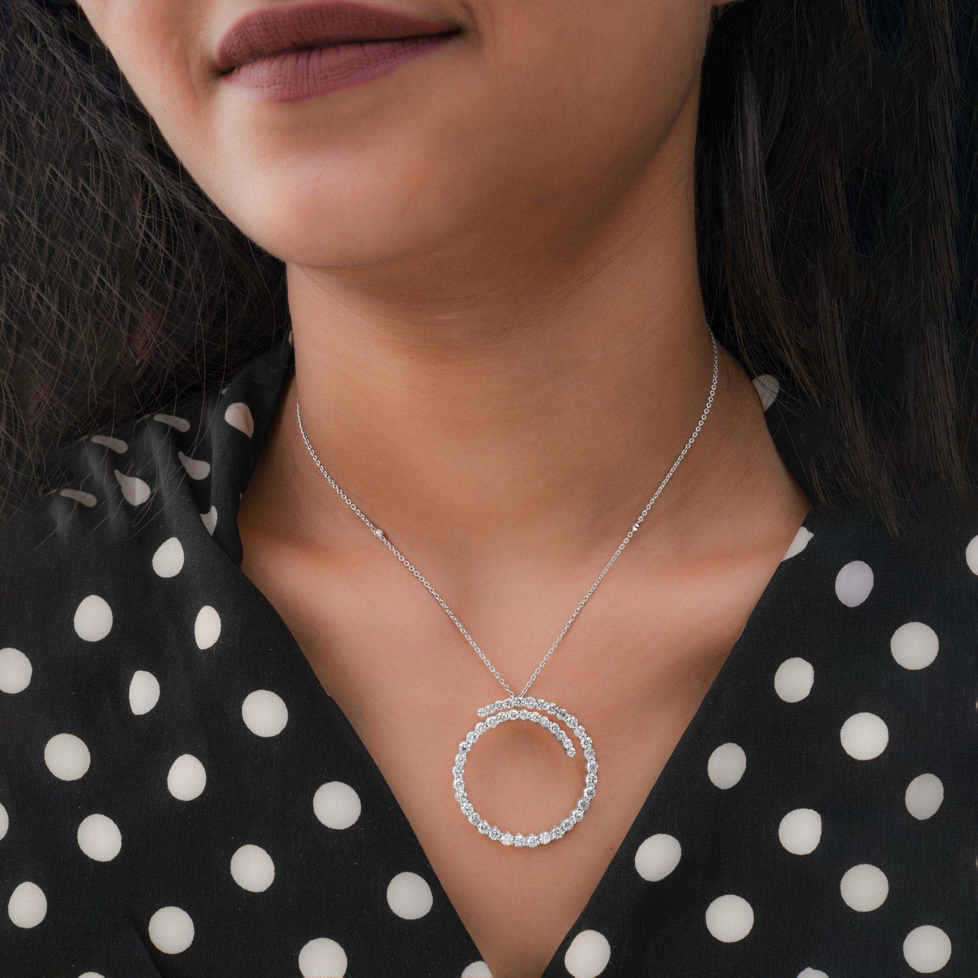 Diese 3,46 Karat schwere, kreisförmige Diamantkette mit Anhänger aus 14 Karat Weißgold zeichnet sich durch rund geschliffene Diamanten aus, die in den sich überlappenden Kreisanhänger eingefasst sind. 
Diamanten sind ein universelles Symbol für