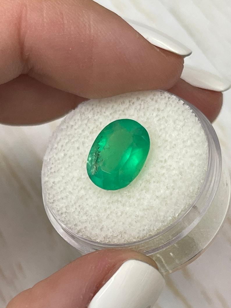 Esmeralda colombiana verde neón de 3,46 quilates talla oval - Gema del mes de mayo Moderno en venta