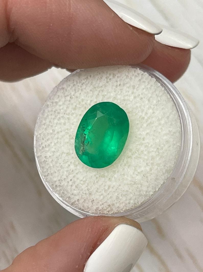 Esmeralda colombiana verde neón de 3,46 quilates talla oval - Gema del mes de mayo Corte oval en venta