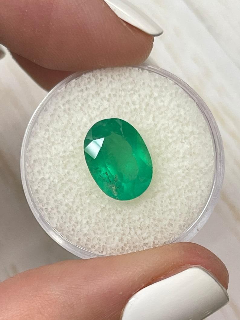 Esmeralda colombiana verde neón de 3,46 quilates talla oval - Gema del mes de mayo en Nuevo estado para la venta en Jupiter, FL