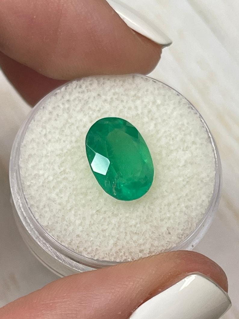 Esmeralda colombiana verde neón de 3,46 quilates talla oval - Gema del mes de mayo en venta 1