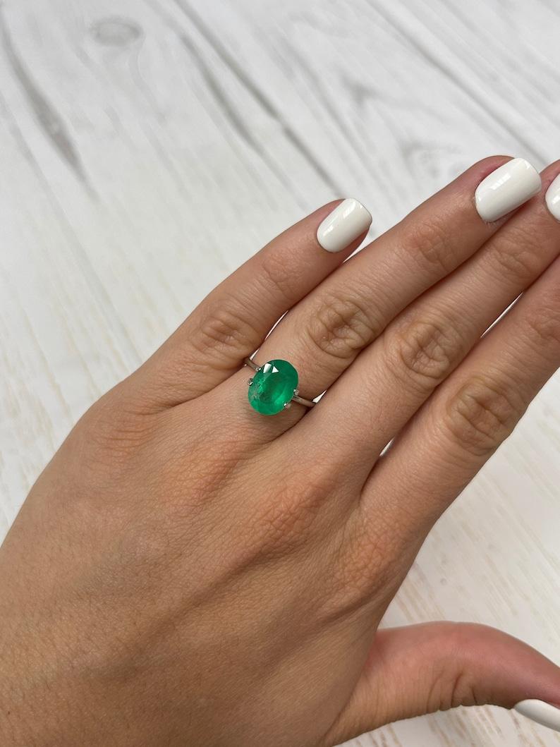 Esmeralda colombiana verde neón de 3,46 quilates talla oval - Gema del mes de mayo en venta 3