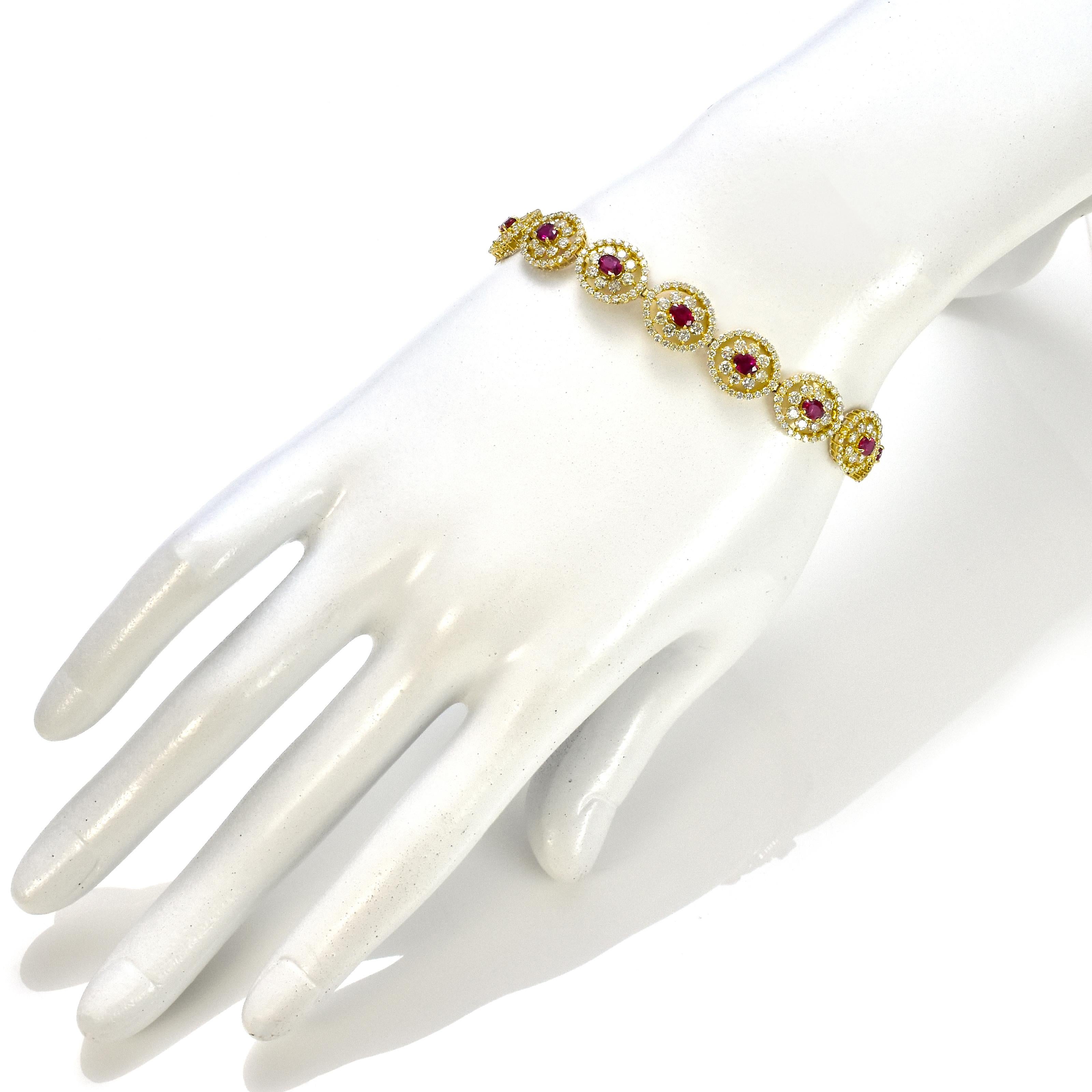 Un bellissimo bracciale in oro 18 carati con 3,46 carati di rubino naturale non riscaldato e 6,23 carati di diamanti. I rubini sono chiamati in sanscrito 