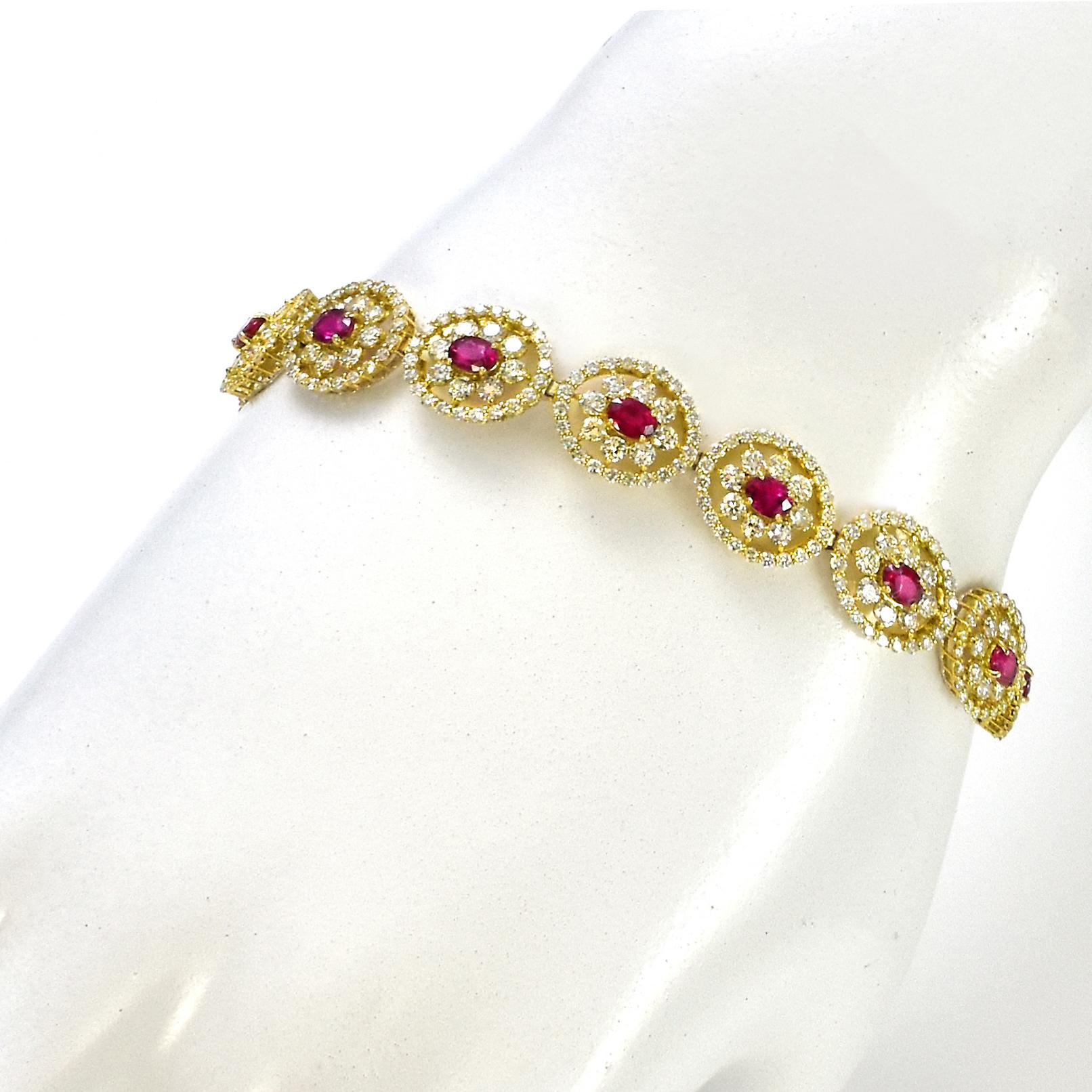 Moderno Bracciale di rubini color sangue di piccione da 3,46 carati, non riscaldati, in oro 18 carati in vendita