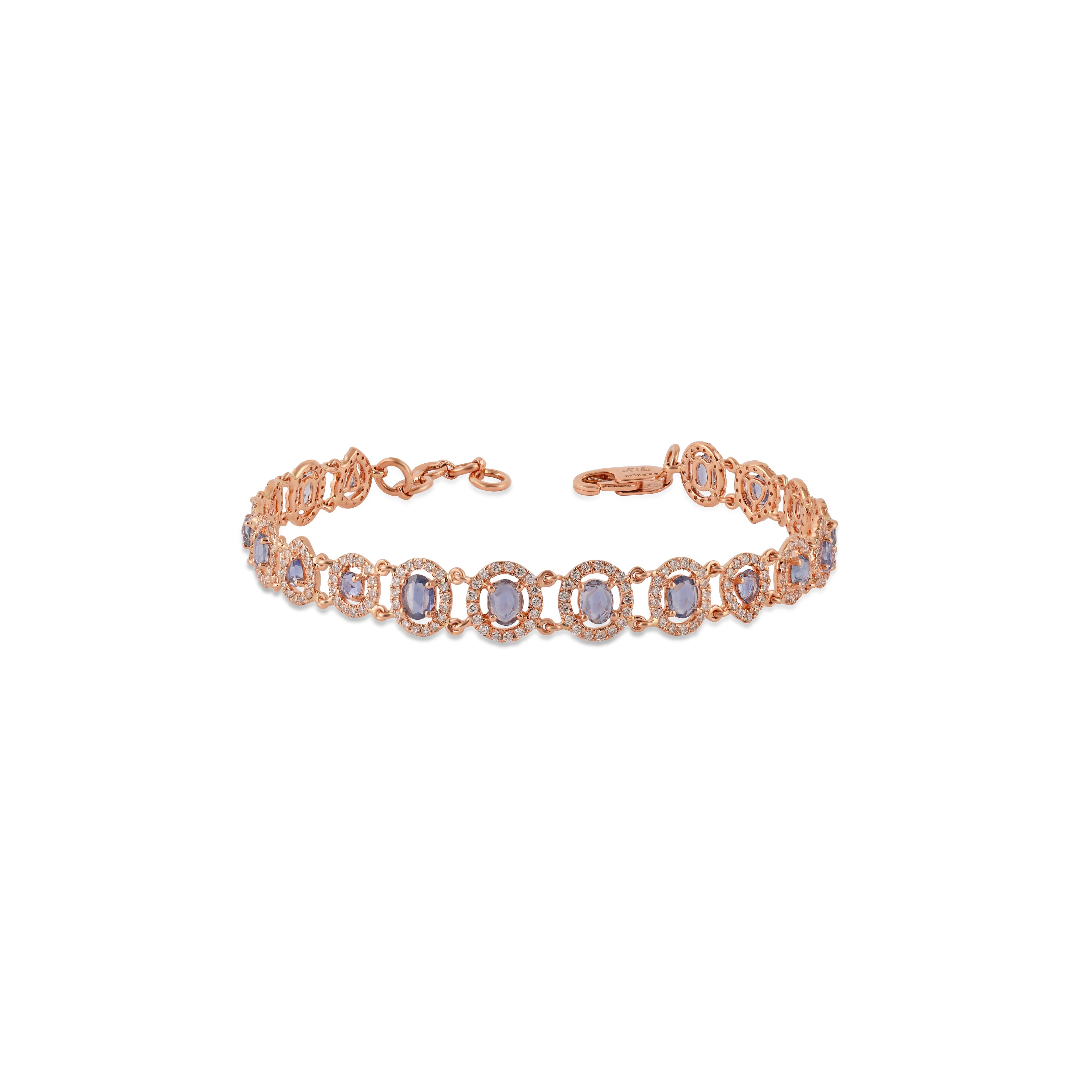 Un très beau et délicat bracelet à chaîne de saphirs en or rose 18 carats et diamants. Le poids des saphirs multiples est de 3.46 carats. Le poids des diamants est de 1,89 carat. Le poids net de l'or est de 8.63 grammes.


Taille - normale 6.5