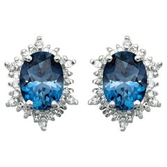 3,46 Karat Ovaler Londoner Blautopas und Diamant-Halo-Ohrstecker
