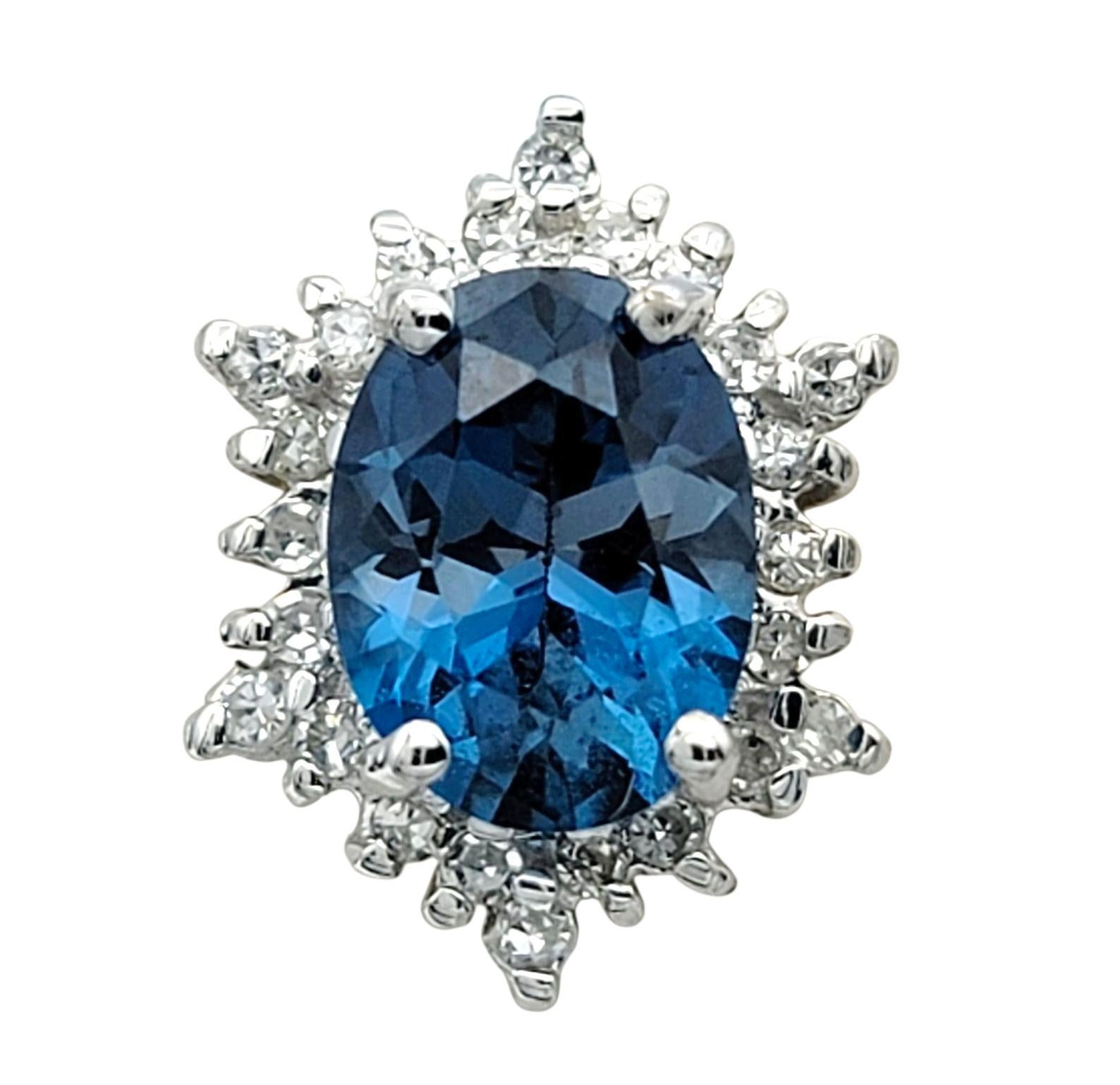 Contemporaneo Orecchini a perno con diamanti e topazio blu ovale di Londra da 3,46 carati totali in vendita