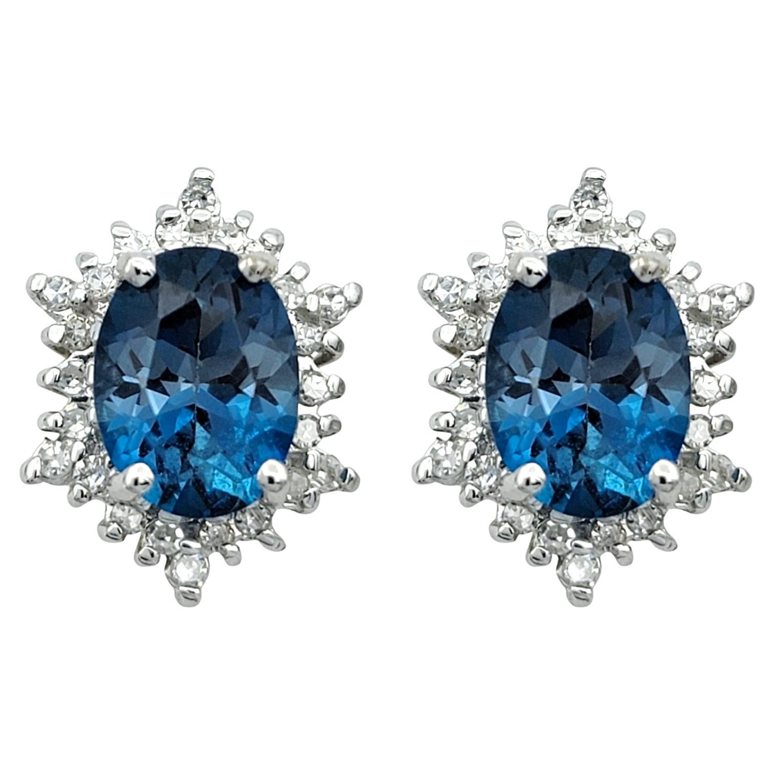 Orecchini a perno con diamanti e topazio blu ovale di Londra da 3,46 carati totali in vendita