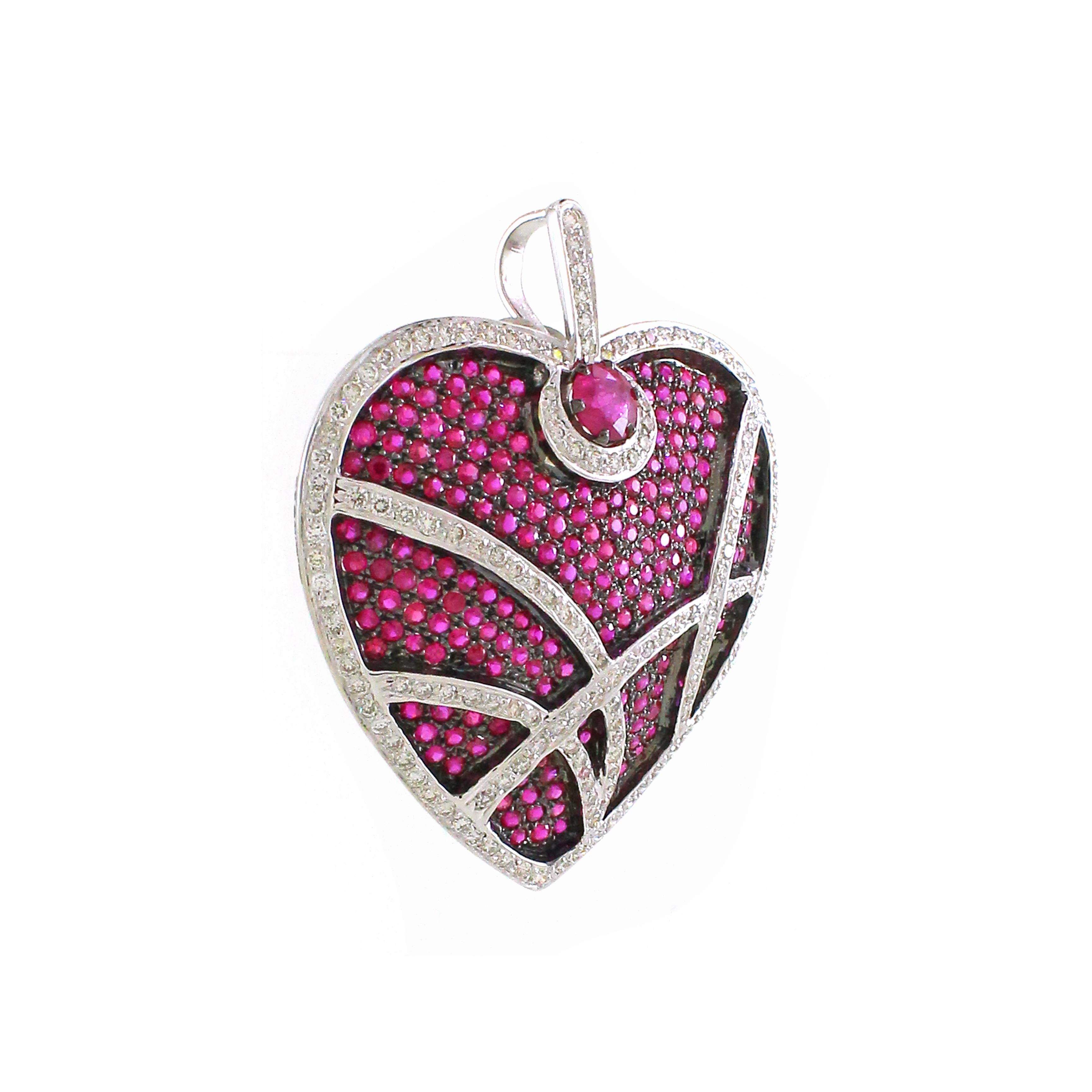 Celebra l'amore e l'eleganza con questo splendido ciondolo a forma di cuore, un accessorio indispensabile per ogni occasione. Realizzato in oro bianco 18 carati e con un peso di 13,36 grammi, questo ciondolo è una splendida incarnazione di passione