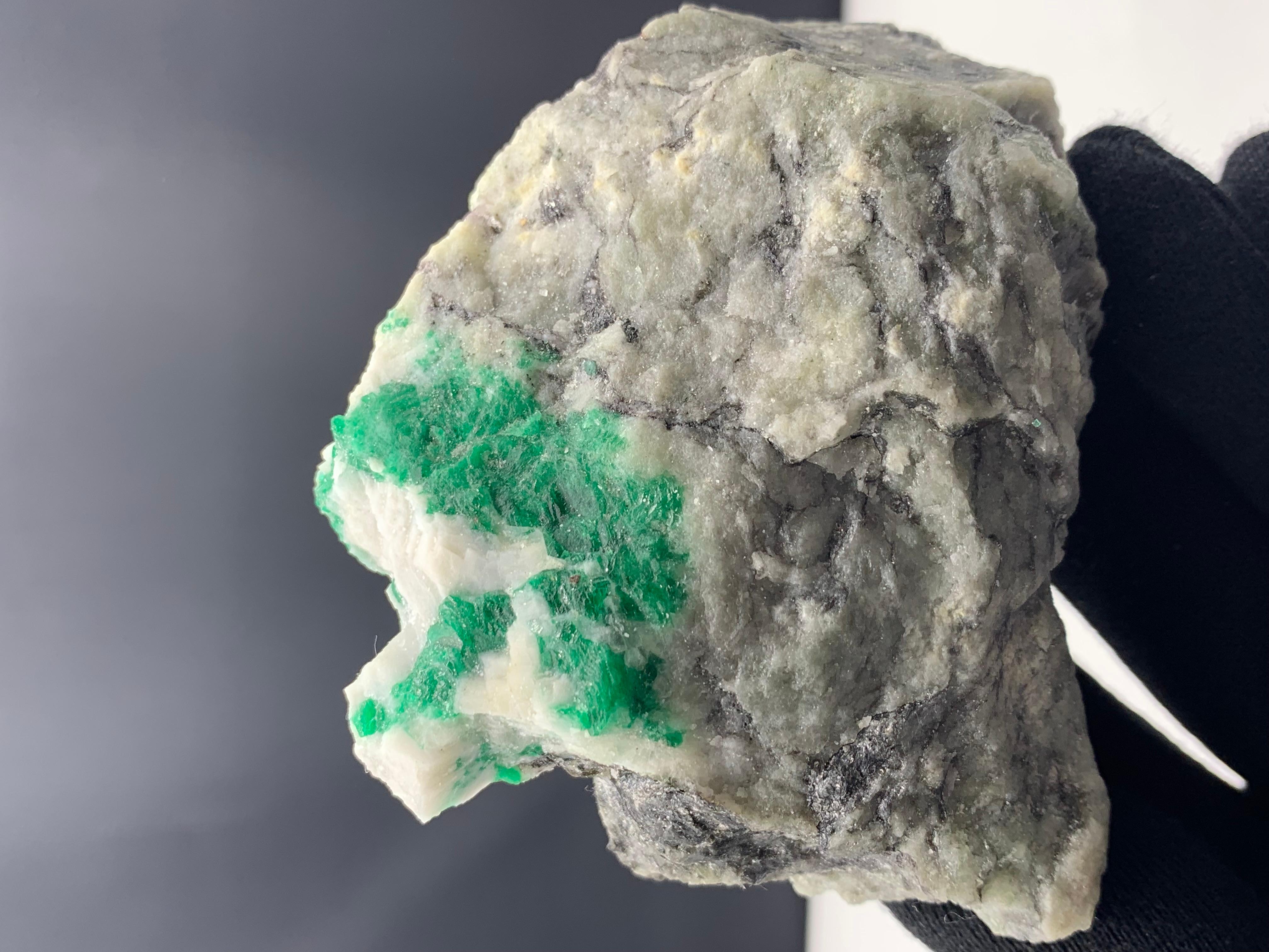 346,56 Gramm Schönes Smaragd-Exemplar aus Swat Valley, Pakistan 

Gewicht: 346,56 Gramm
Abmessung: 8.6 x 8.5 x 3.7 Cm
Herkunft: Swat-Tal, Pakistan 

Smaragd hat die chemische Zusammensetzung Be3Al2(SiO3)6 und wird als Cyclosilikat eingestuft. Es hat