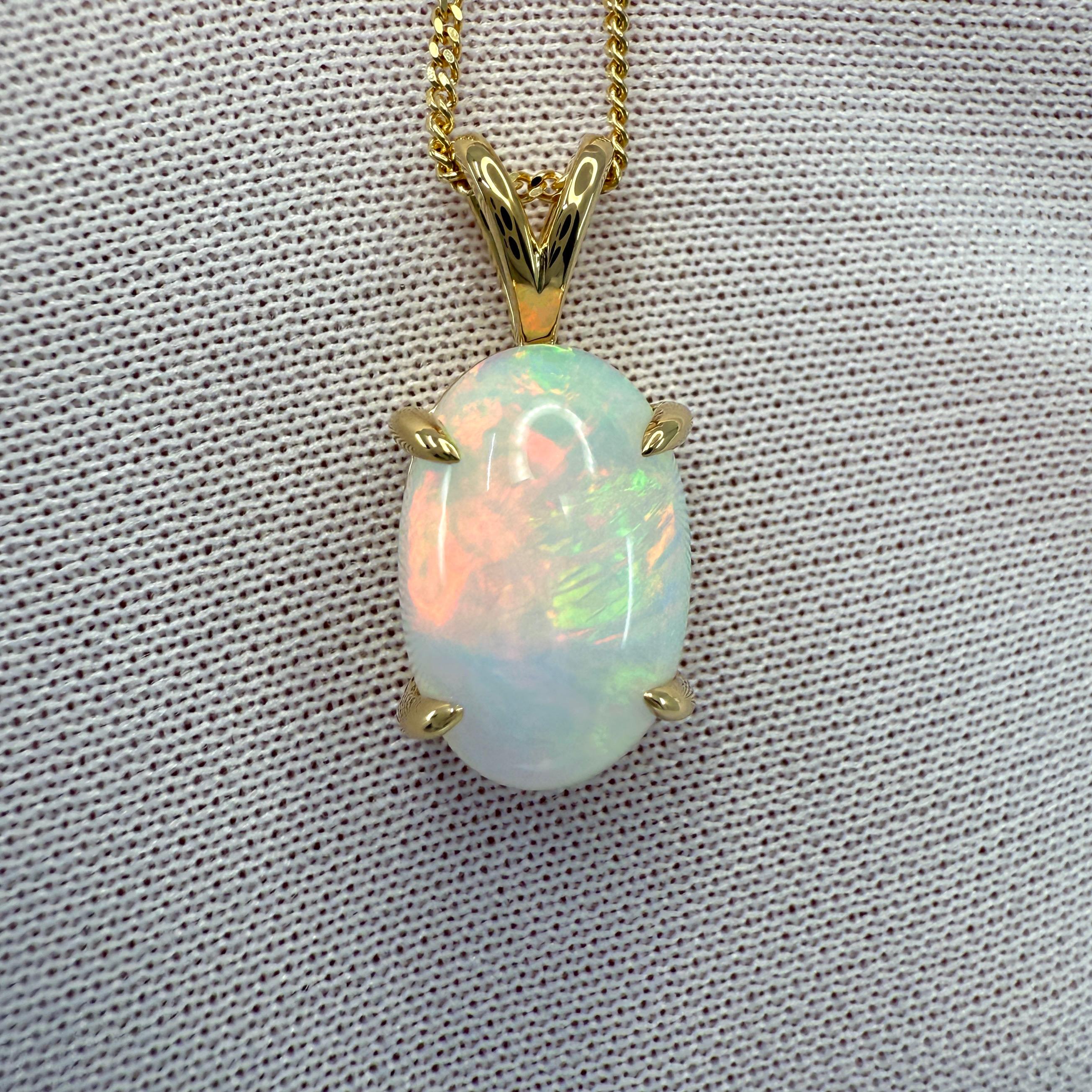 Collana con ciondolo solitario in oro giallo 18k con opale bianco etiope naturale.

Opale da 3.46 carati con bellissimi giochi di colore e un eccellente taglio ovale cabochon. Incastonato in un raffinato pendente solitario a 4 griffe in oro giallo