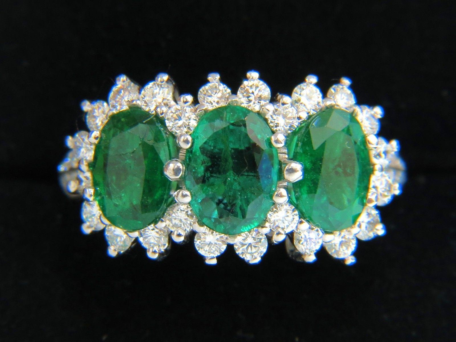3.47 Carat 18 Karat Natural Vivid Green Emeralds Diamond Ring Cluster Cocktail In New Condition In New York, NY