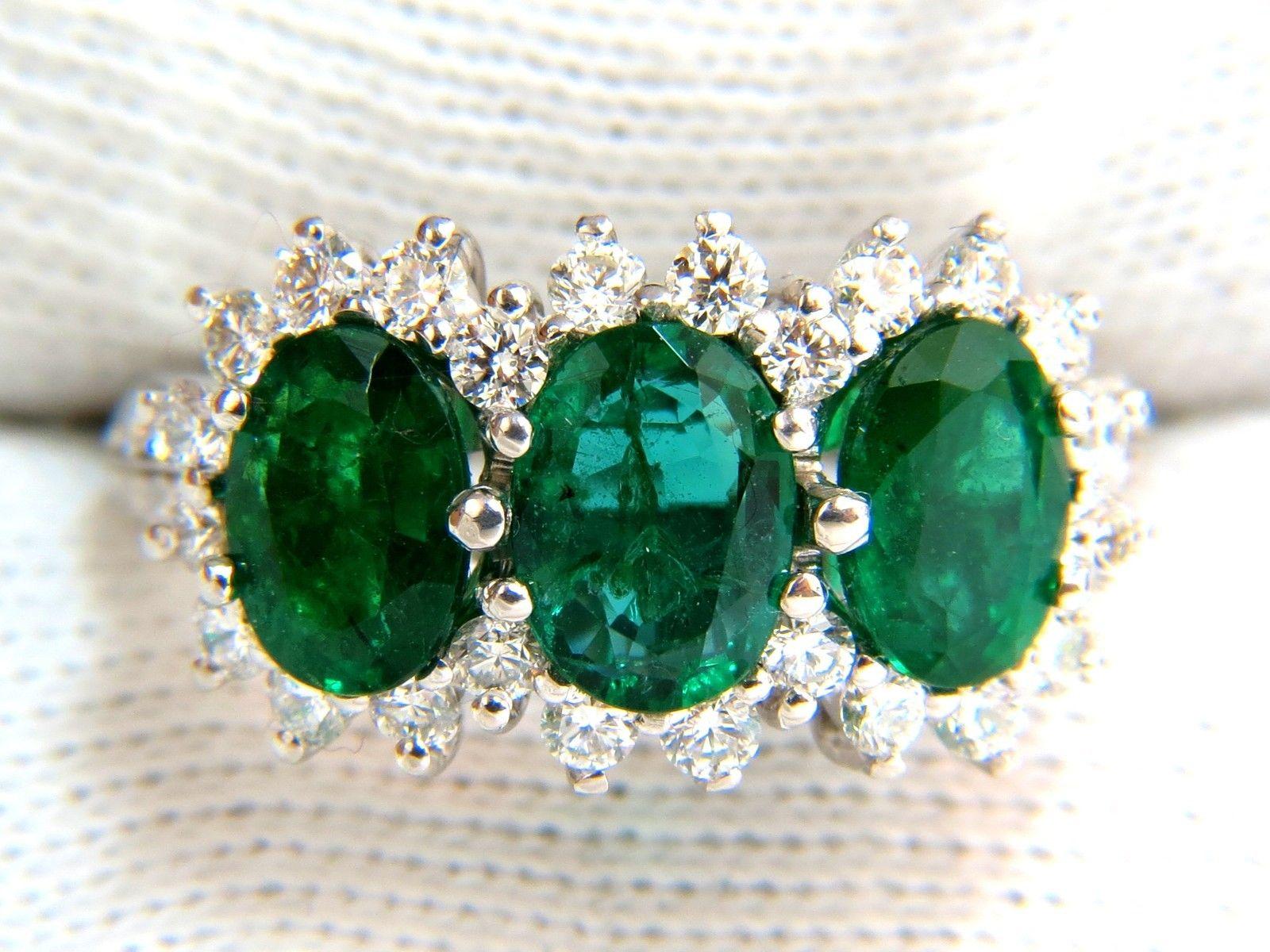 Women's or Men's 3.47 Carat 18 Karat Natural Vivid Green Emeralds Diamond Ring Cluster Cocktail
