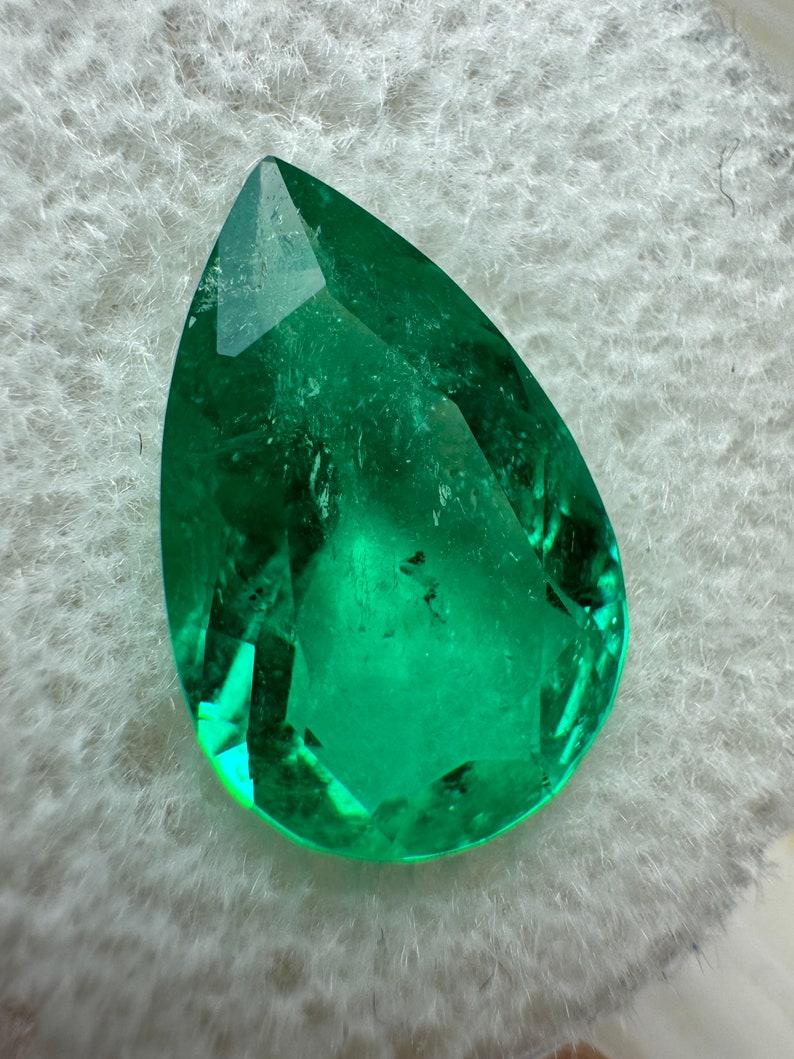 Stein: Smaragd
Gewicht: 3,47 Karat
Form: Birnenschliff
Klarheit: Transparent
Lüster: Ausgezeichnet-Sehr gut
Farbe: Lebhaftes gelbliches Grün
Abmessungen: 14,02 mm x 9,09 mm x 5,72 mm
Geografische Herkunft: Kolumbien
Behandlung: Natürlich, Öl,