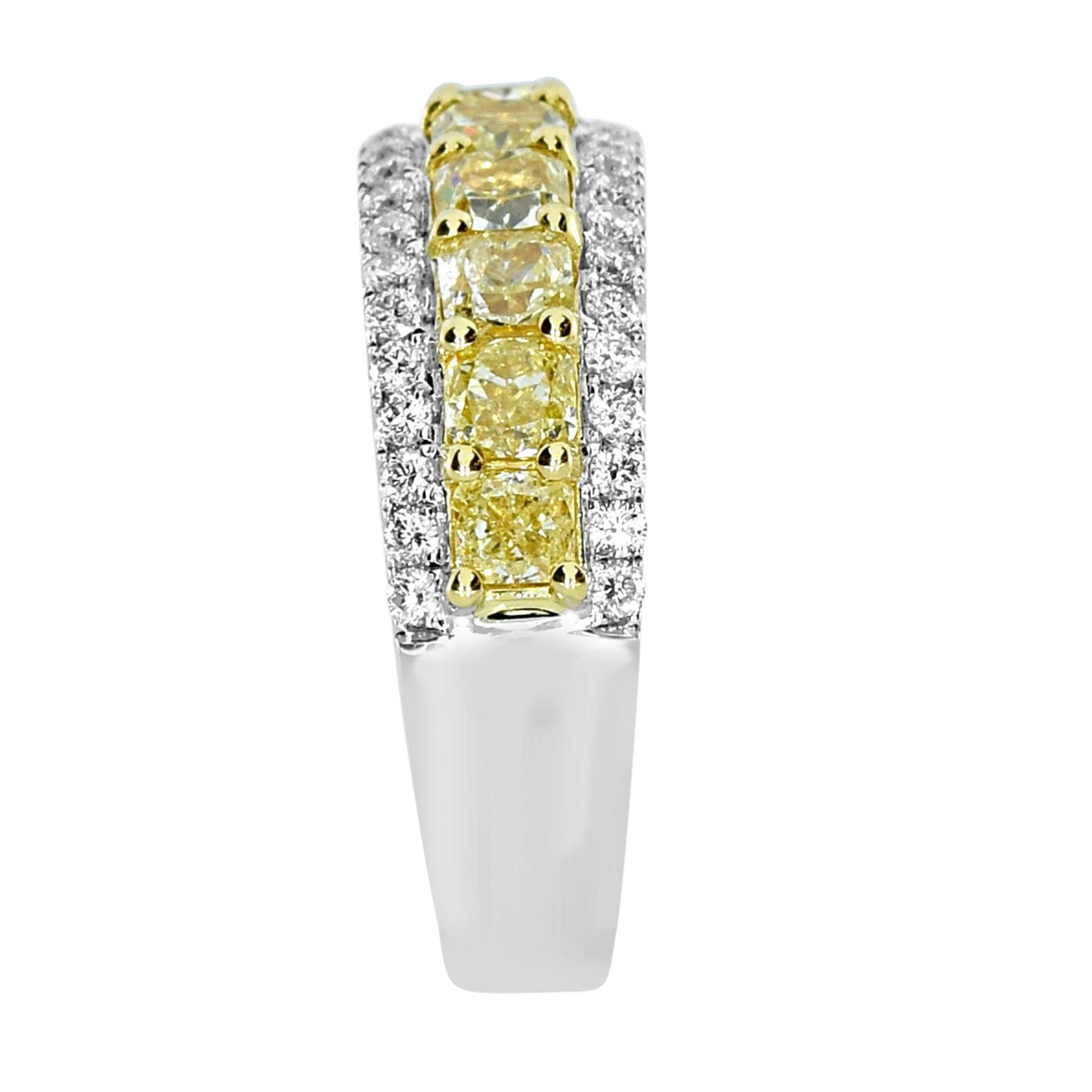 45 White and Yellow Diamonds: 3.47 Carats
Metal: 18K White Gold, 7.78 Grams
