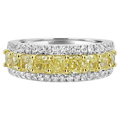 Anillo de oro blanco con diamantes blancos y amarillos de 3,47 quilates