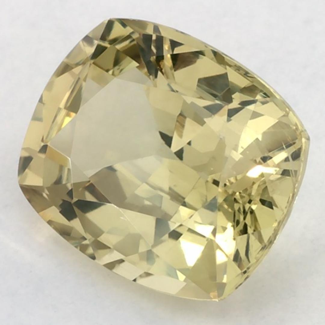 Este zafiro verde natural ofrece elegancia y sofisticación. Con su rica saturación de color y su corte preciso, es la pieza central perfecta para un anillo de compromiso o un diseño de joyería de lujo.

Este zafiro procede de Sri Lanka (Ceilán),