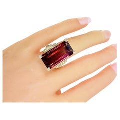 34,77 ct. Raro esemplare di gemma Grande Rubellite naturale rosso intenso e anello con diamante 18 carati