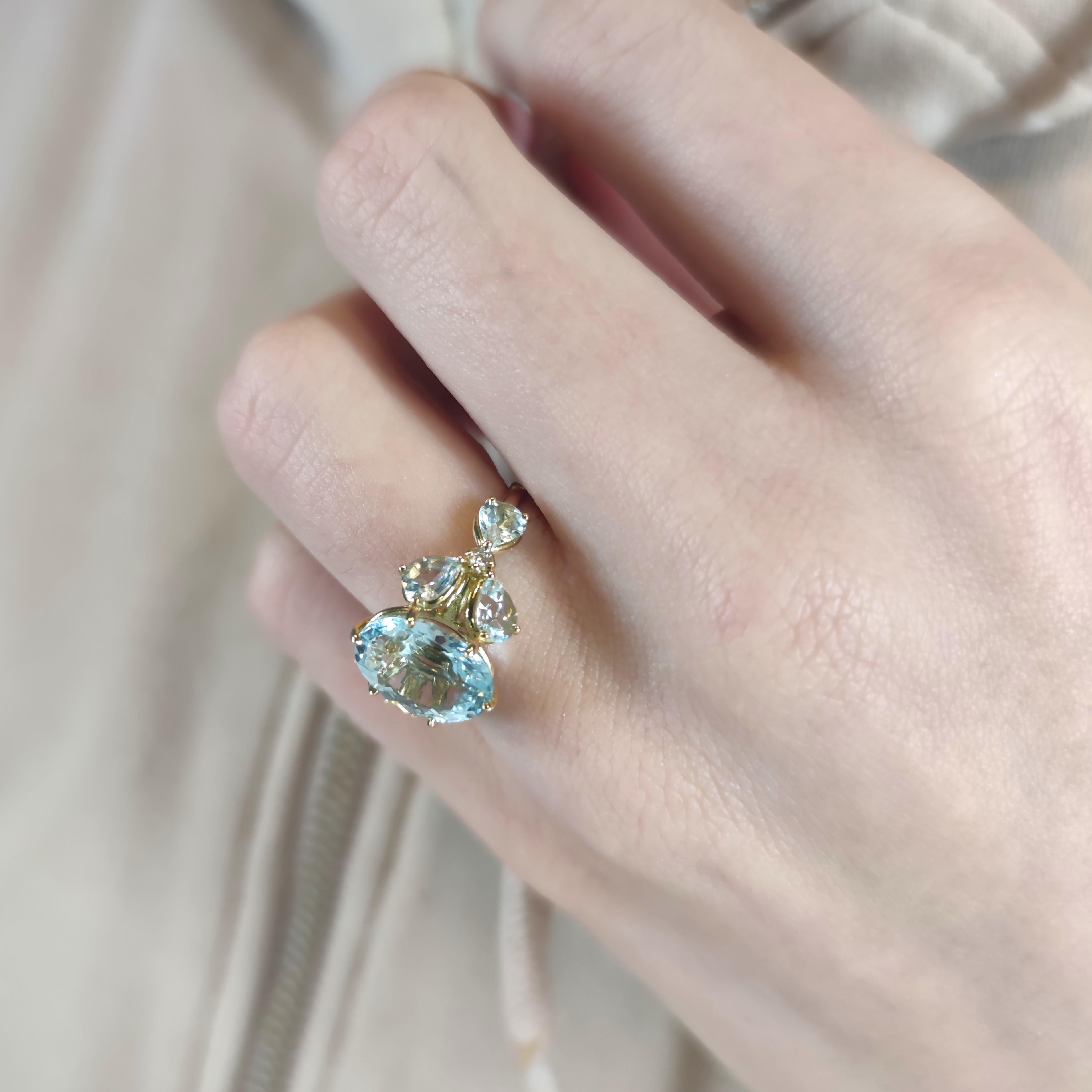 This gemstone engagement ring showcases a 3,47-carat oval-cut aquamarine, elegantly set in prongs and complemented by round brilliant cut diamonds adorning the shoulders. The total diamond weight for this exquisite piece is approximately 0.04