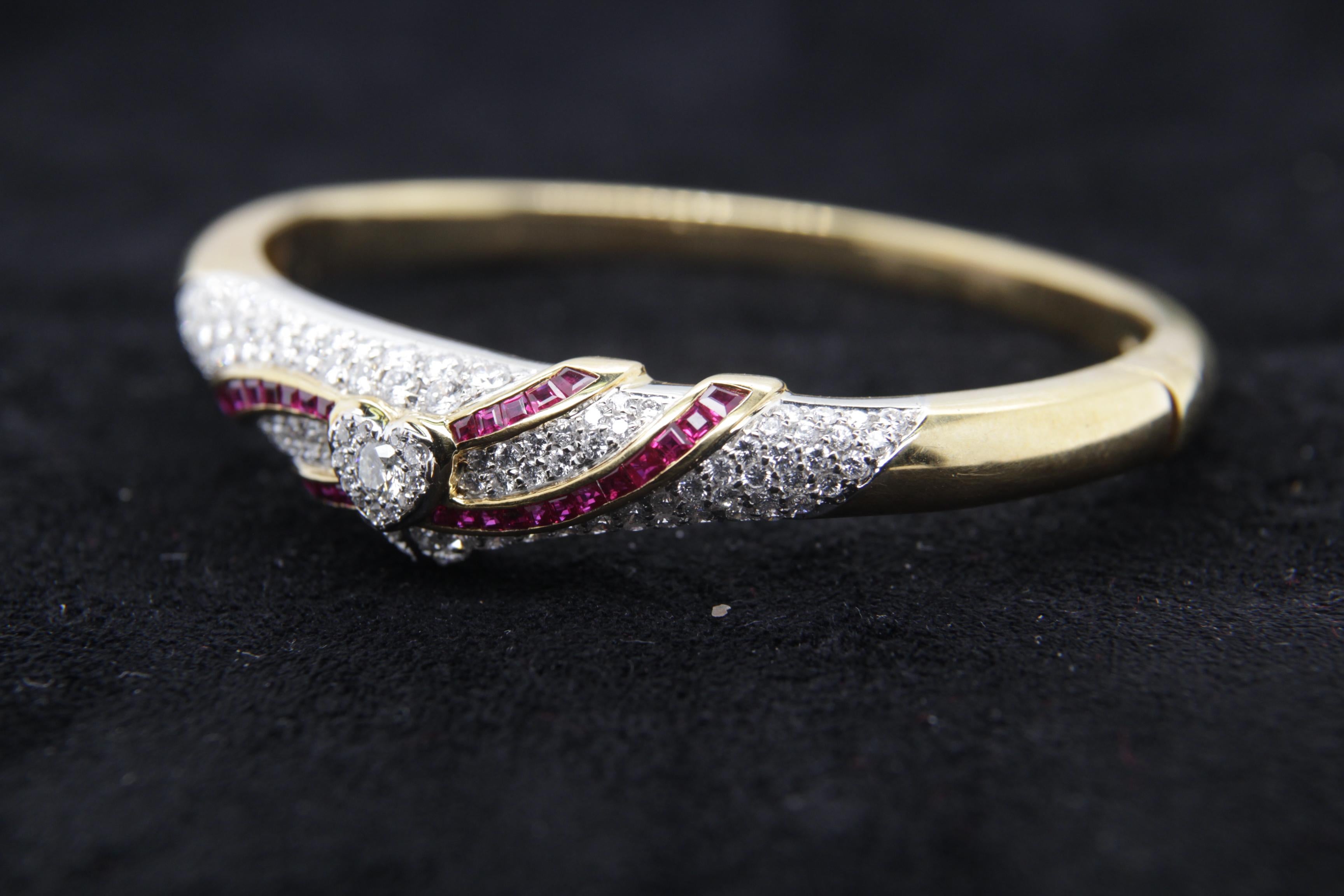 Round Cut 3.48 Carat Diamond and Ruby Bangle in 18 Karat Gold For Sale