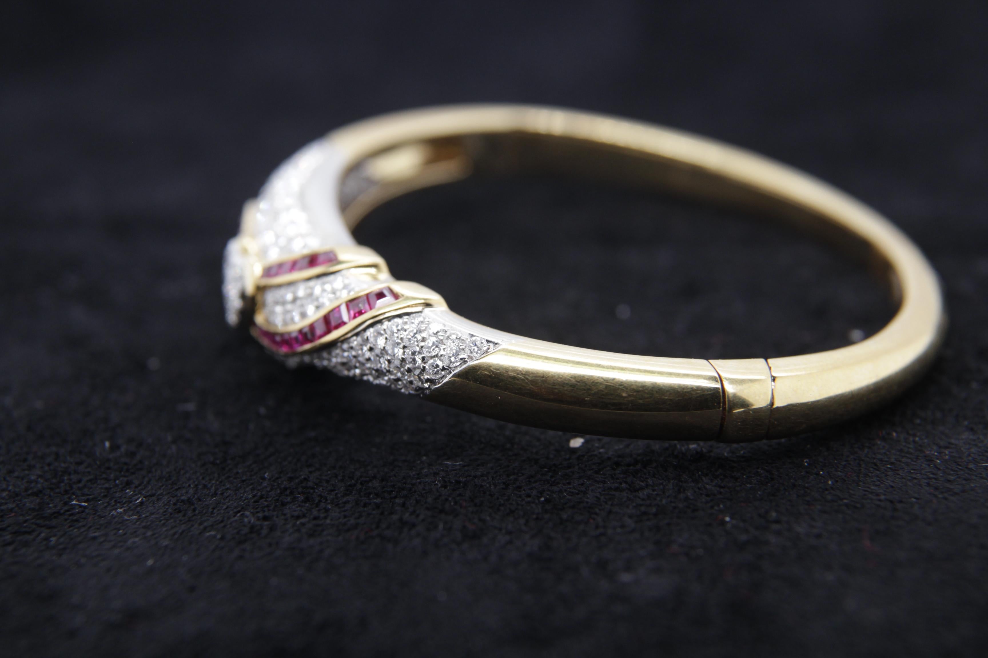 3.48 Carat Diamond and Ruby Bangle in 18 Karat Gold In New Condition For Sale In Bangkok, TH