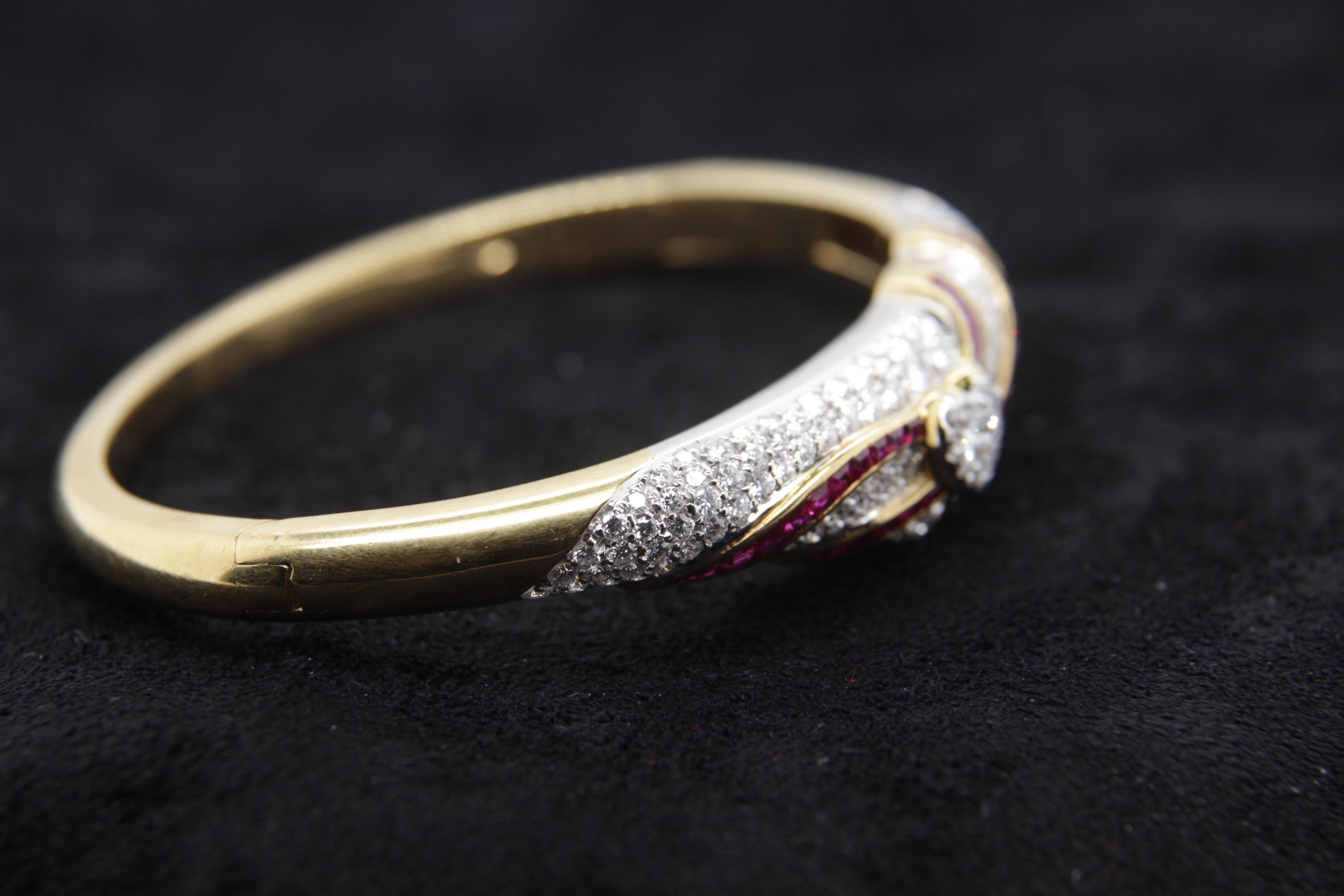 3.48 Carat Diamond and Ruby Bangle in 18 Karat Gold For Sale 1