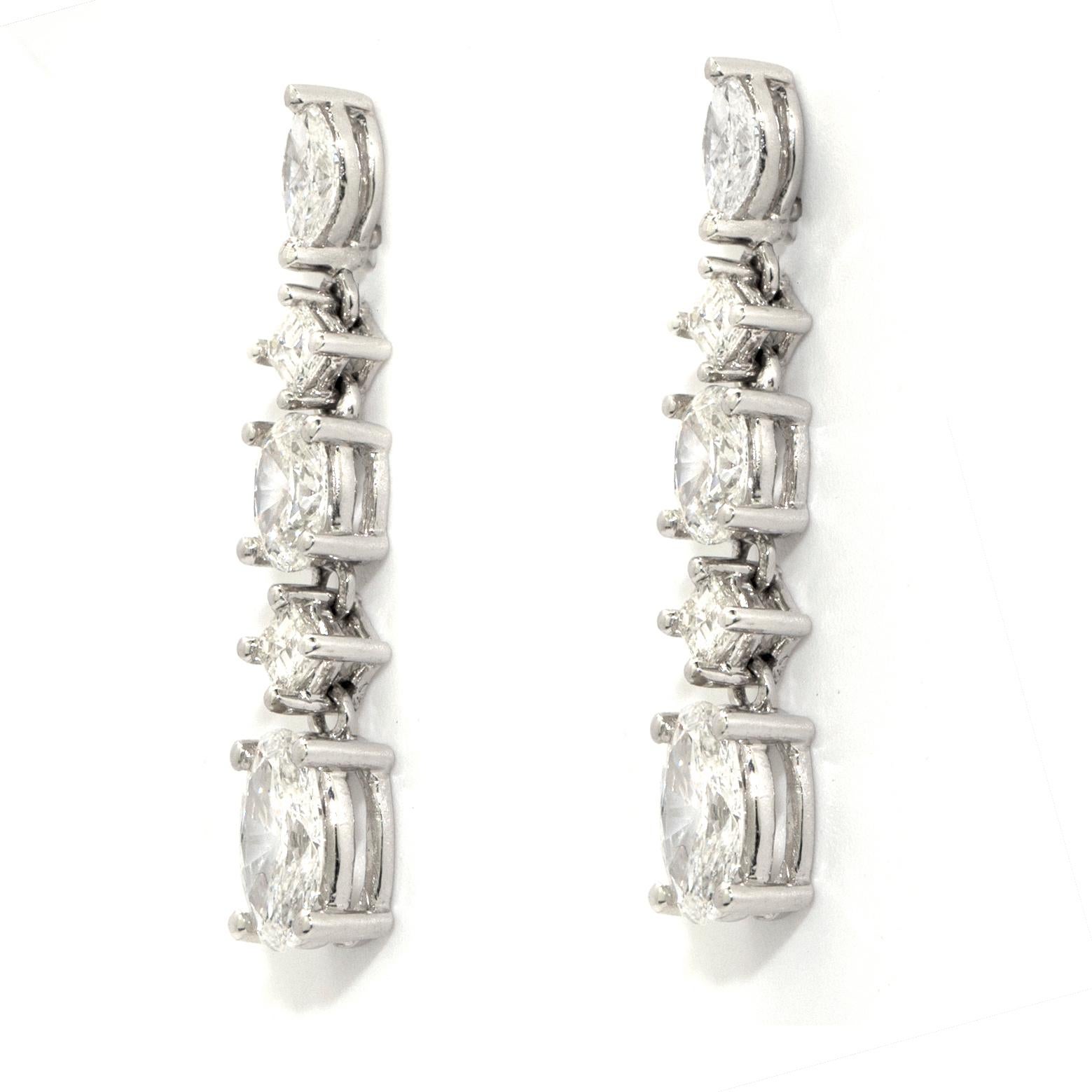 These beautiful 18 karat white gold dangling earrings features two oval diamonds of approximately 0.70ct each, two Asscher cut diamonds of approximately 0.35ct each and two marquize cut diamonds of approximately 0.20ct each. 

4.45 grams
3cm