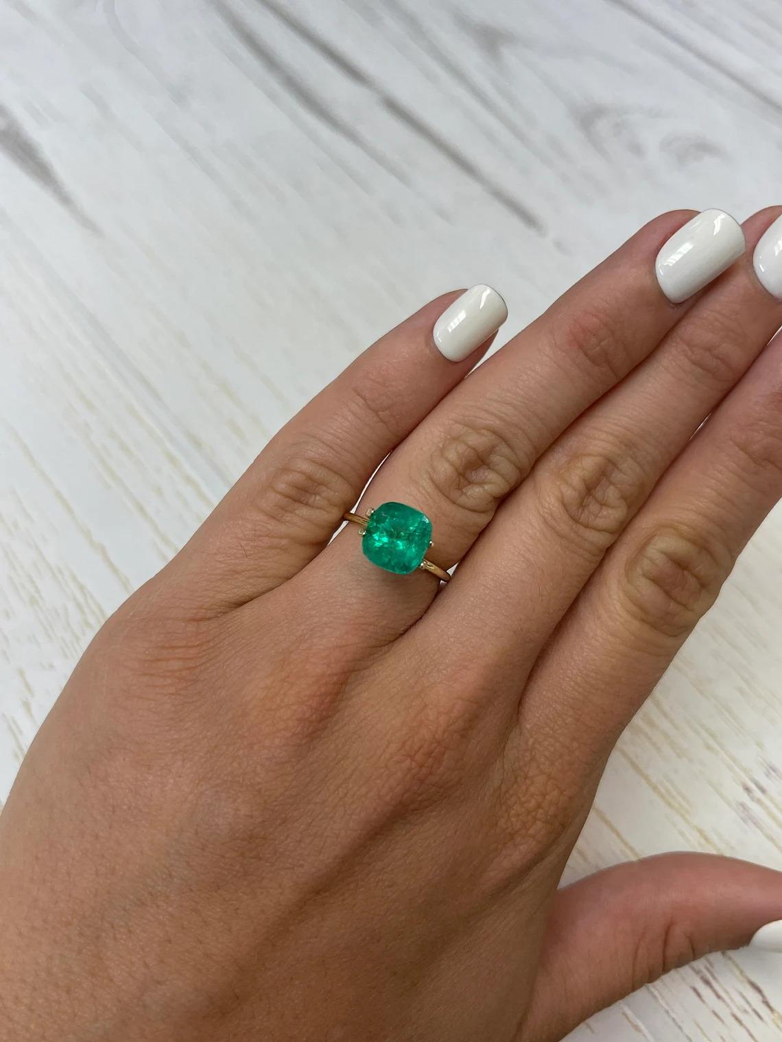 Esmeralda colombiana verde terrosa de 3,48 quilates - Gema del mes de mayo talla cojín en venta 2