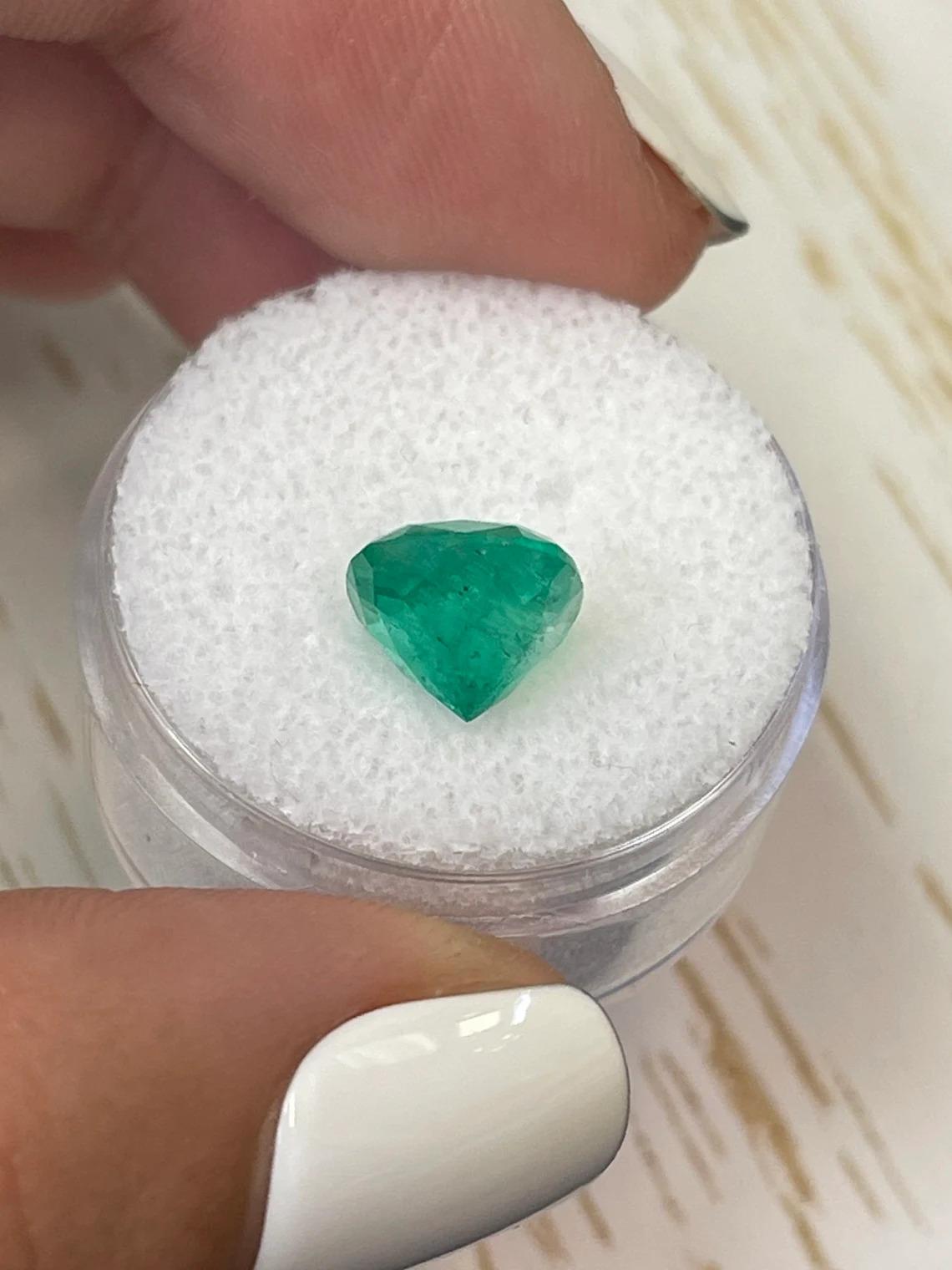 Esmeralda colombiana verde terrosa de 3,48 quilates - Gema del mes de mayo talla cojín en venta 1